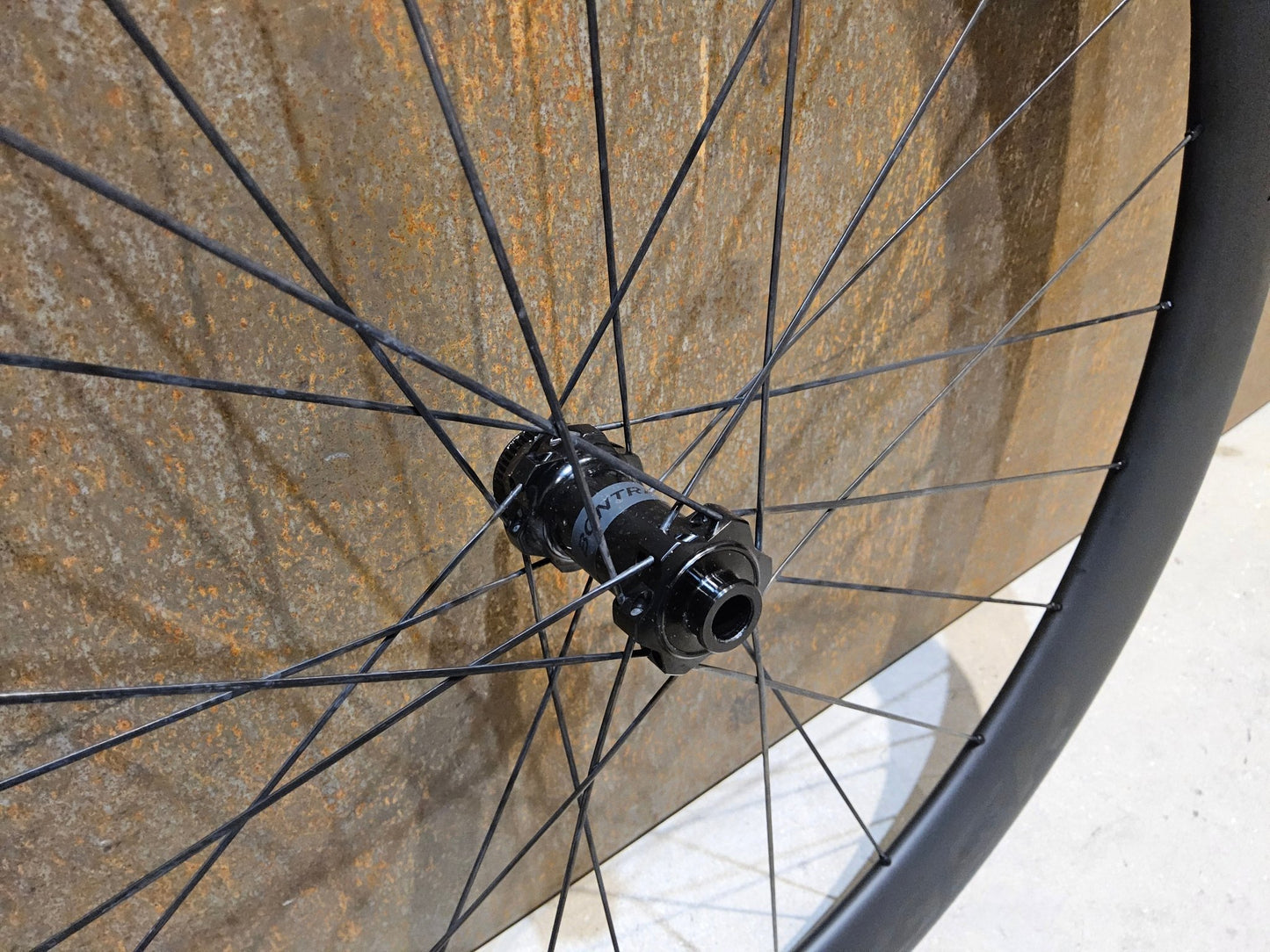 Laufrad/Laufradsatz von Bontrager, BONTRAGER AEOLUS PRO 51 TLR LAUFRADSATZ DISC vor USEDBIKES - OB.DE Hintergrund