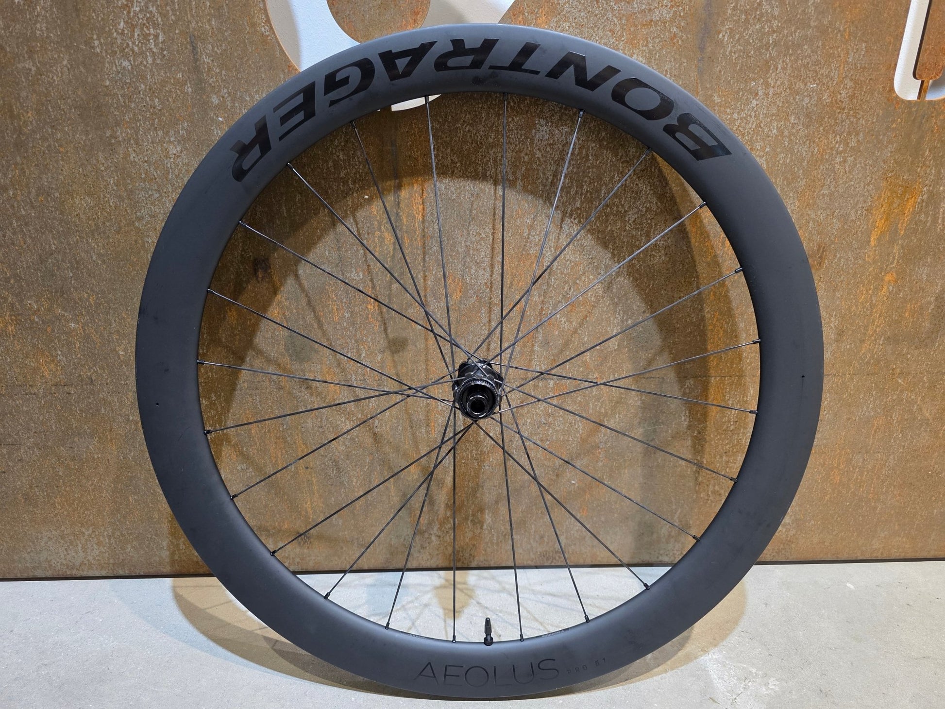 Laufrad/Laufradsatz von Bontrager, BONTRAGER AEOLUS PRO 51 TLR LAUFRADSATZ DISC vor USEDBIKES - OB.DE Hintergrund