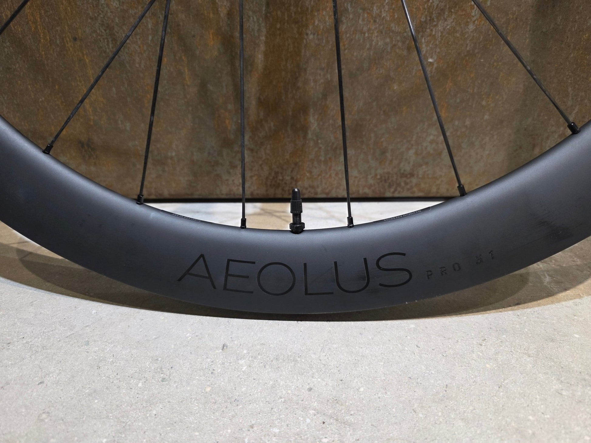 Laufrad/Laufradsatz von Bontrager, BONTRAGER AEOLUS PRO 51 TLR LAUFRADSATZ DISC vor USEDBIKES - OB.DE Hintergrund