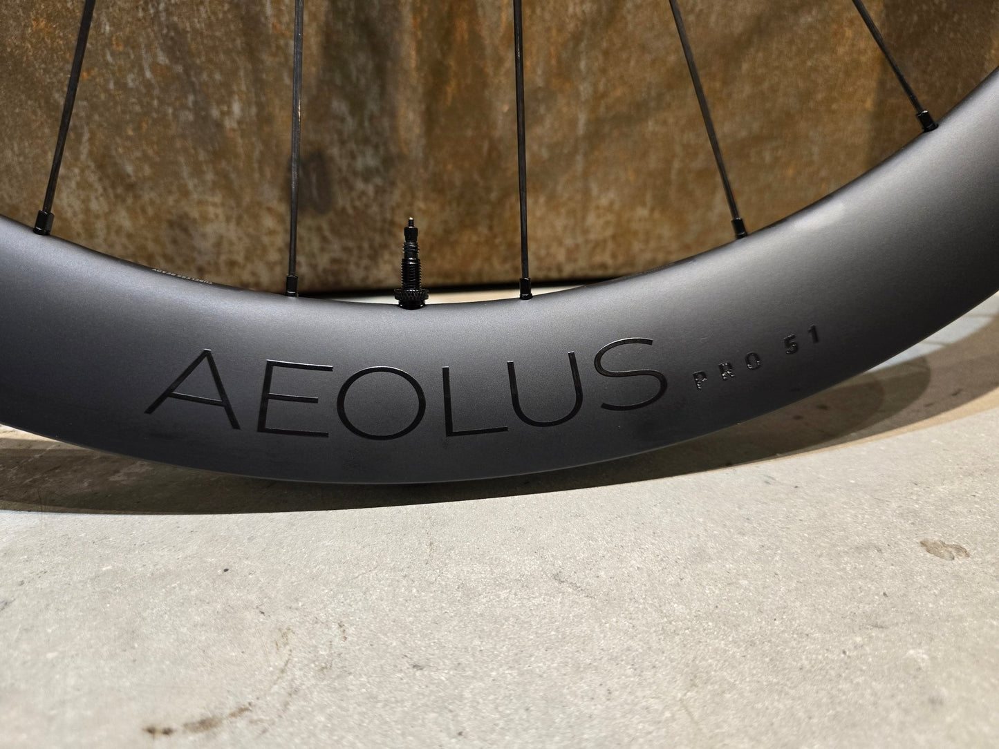 Laufrad/Laufradsatz von Bontrager, BONTRAGER AEOLUS PRO 51 TLR LAUFRADSATZ DISC vor USEDBIKES - OB.DE Hintergrund
