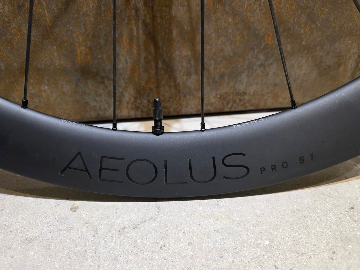 Laufrad/Laufradsatz von Bontrager, BONTRAGER AEOLUS PRO 51 TLR LAUFRADSATZ DISC vor USEDBIKES - OB.DE Hintergrund