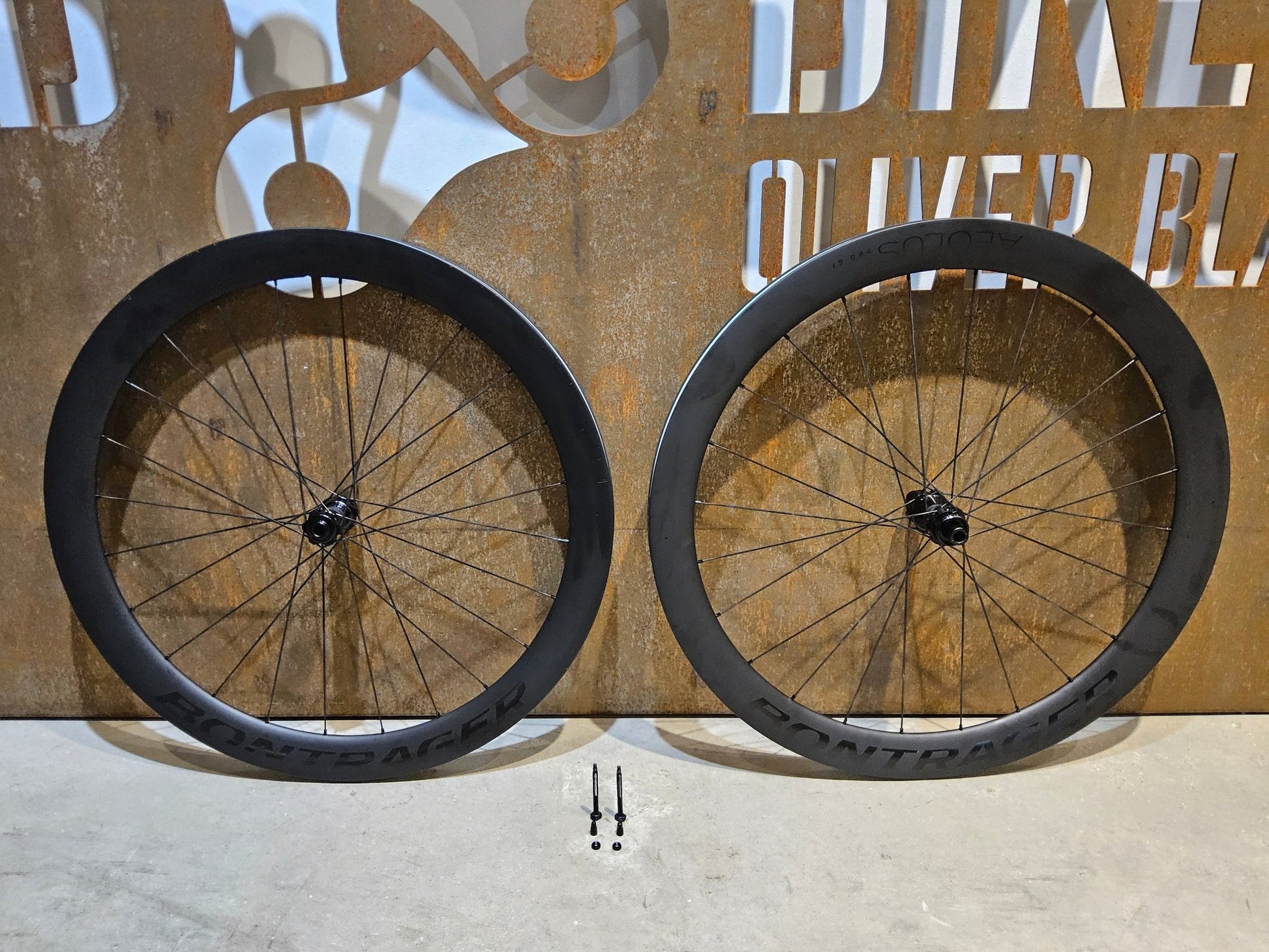 Laufrad/Laufradsatz von Bontrager, BONTRAGER AEOLUS PRO 51 TLR LAUFRADSATZ DISC vor USEDBIKES - OB.DE Hintergrund