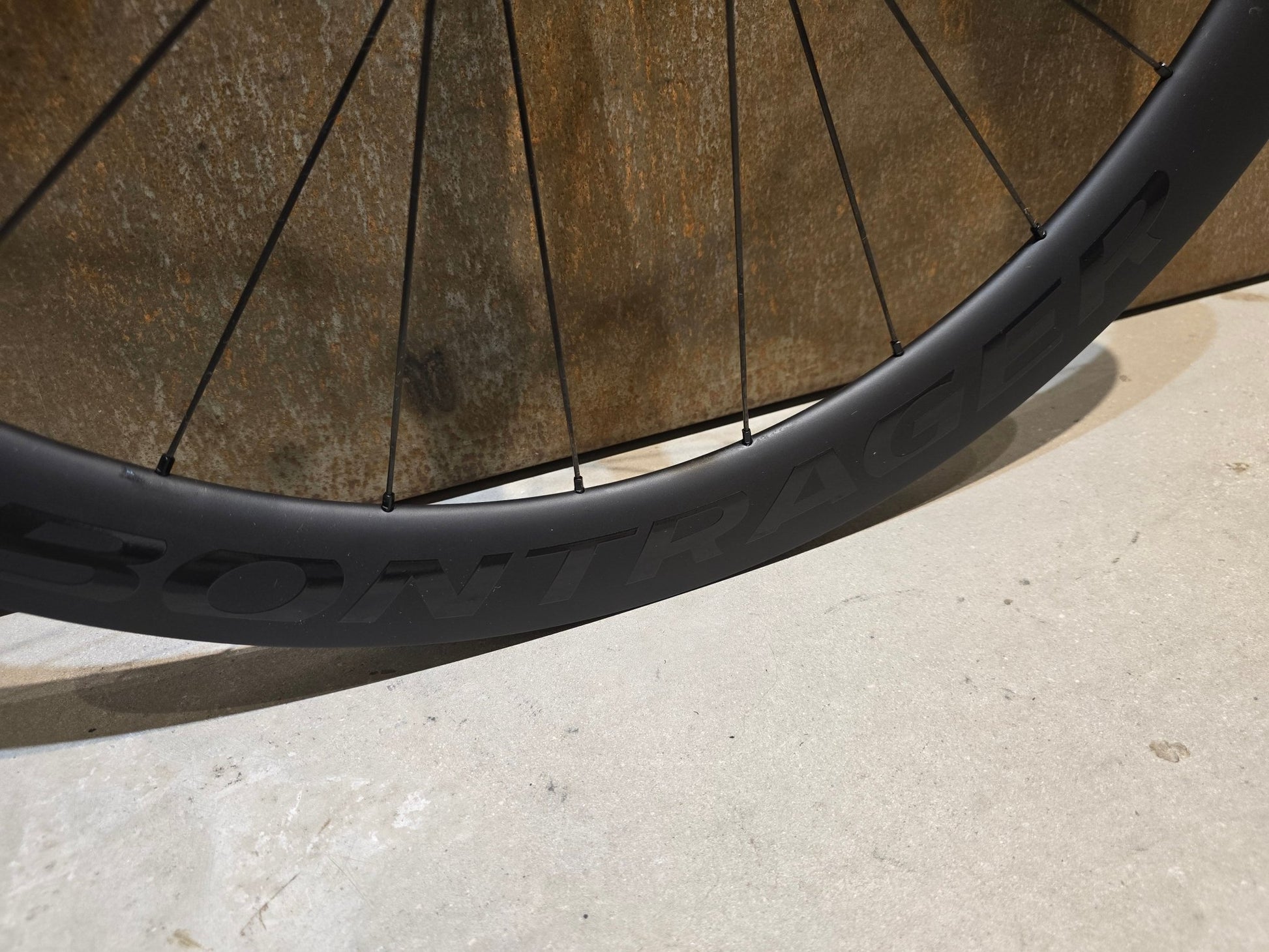 Laufrad/Laufradsatz von Bontrager, BONTRAGER AEOLUS PRO 51 TLR LAUFRADSATZ DISC vor USEDBIKES - OB.DE Hintergrund