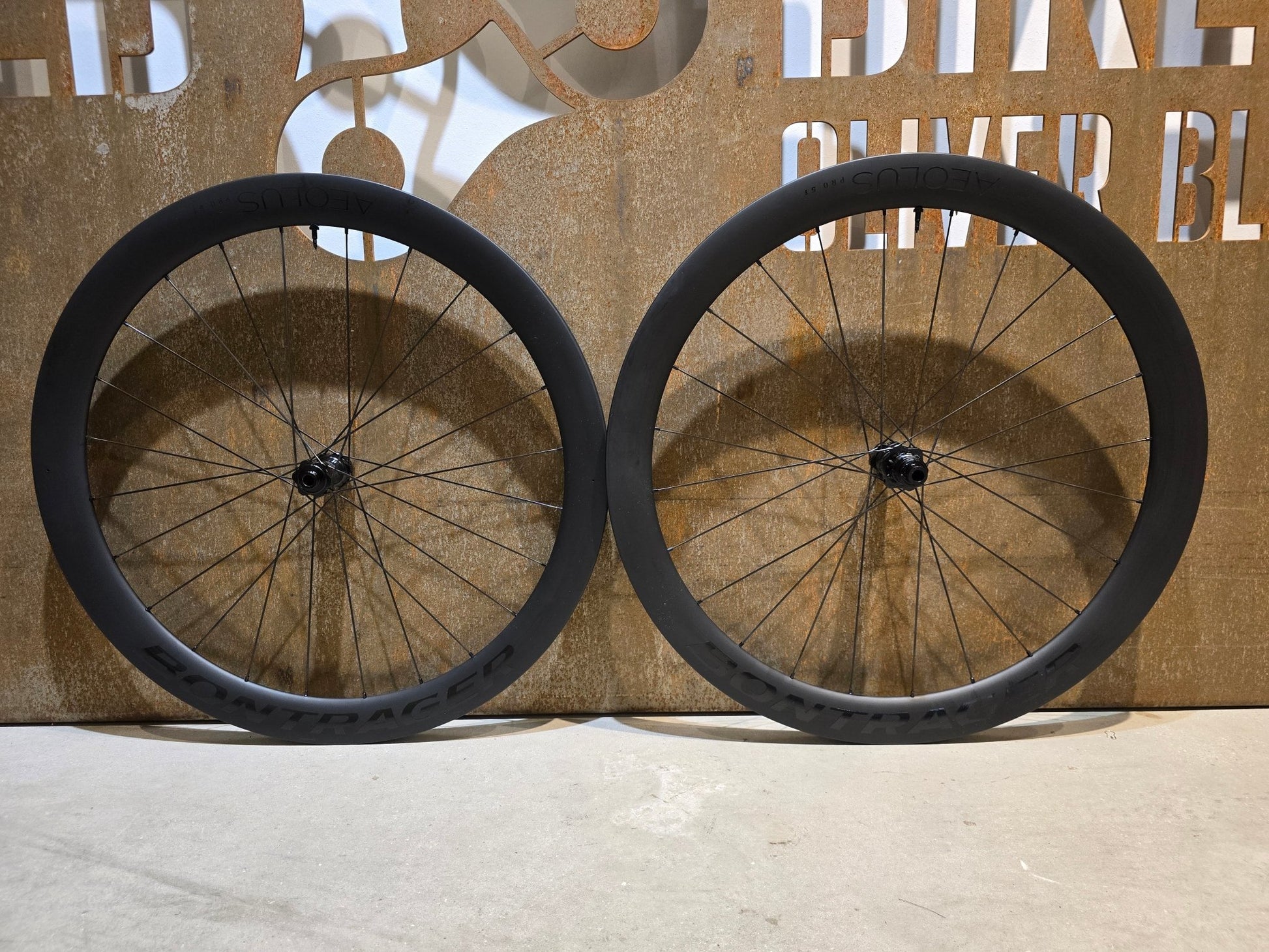 Laufrad/Laufradsatz von Bontrager, BONTRAGER AEOLUS PRO 51 TLR LAUFRADSATZ DISC vor USEDBIKES - OB.DE Hintergrund