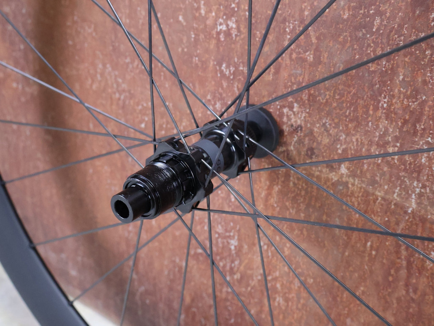 Laufrad/Laufradsatz von Bontrager, BONTRAGER AEOLUS PRO 51 TLR LAUFRADSATZ DISC vor USEDBIKES - OB.DE Hintergrund