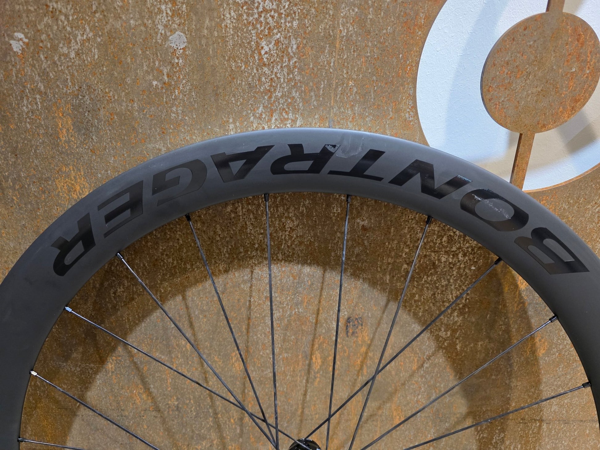 Laufrad/Laufradsatz von Bontrager, BONTRAGER AEOLUS PRO 51 TLR LAUFRADSATZ DISC vor USEDBIKES - OB.DE Hintergrund