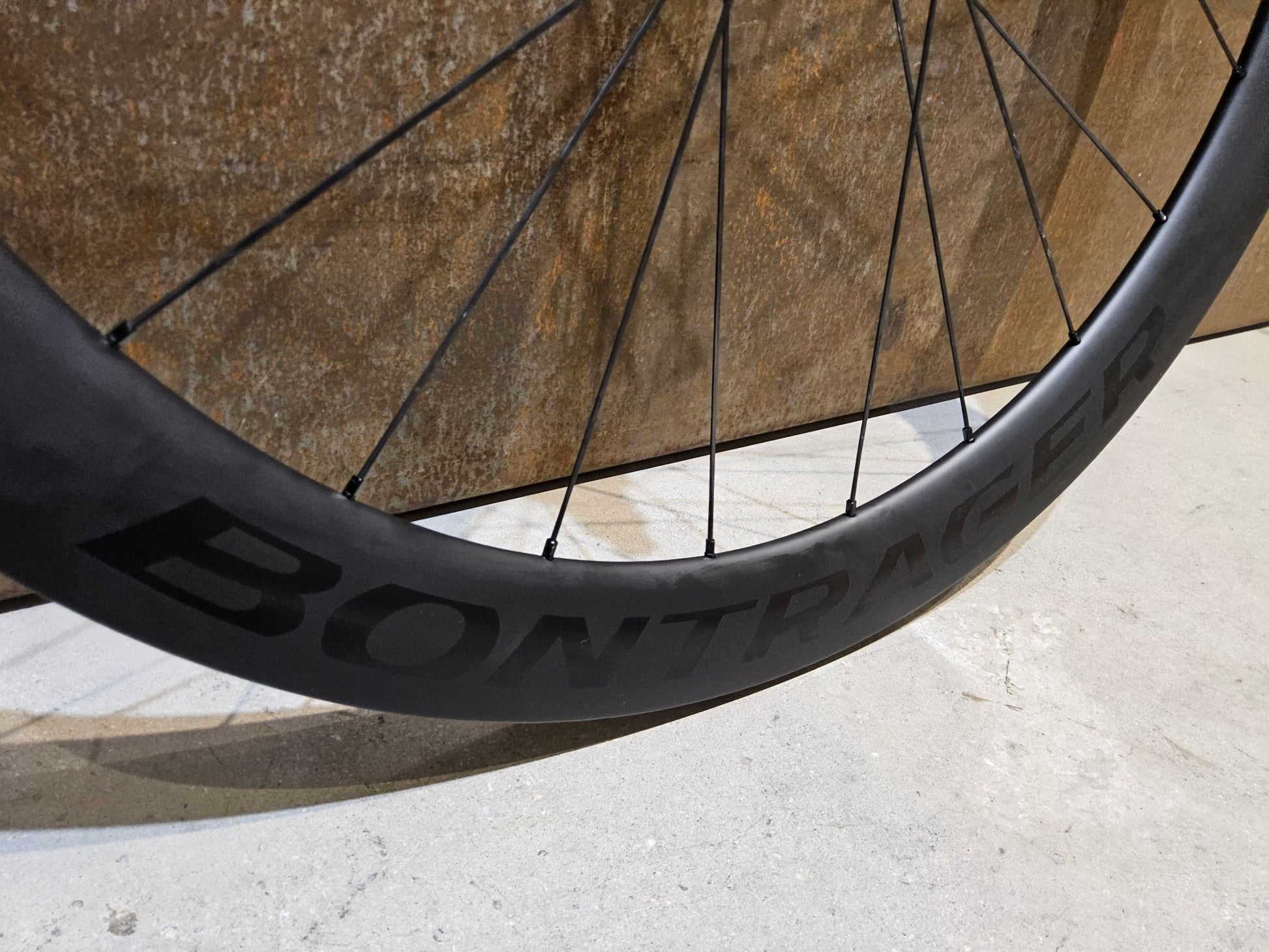 Laufrad/Laufradsatz von Bontrager, BONTRAGER AEOLUS PRO 51 TLR LAUFRADSATZ DISC vor USEDBIKES - OB.DE Hintergrund