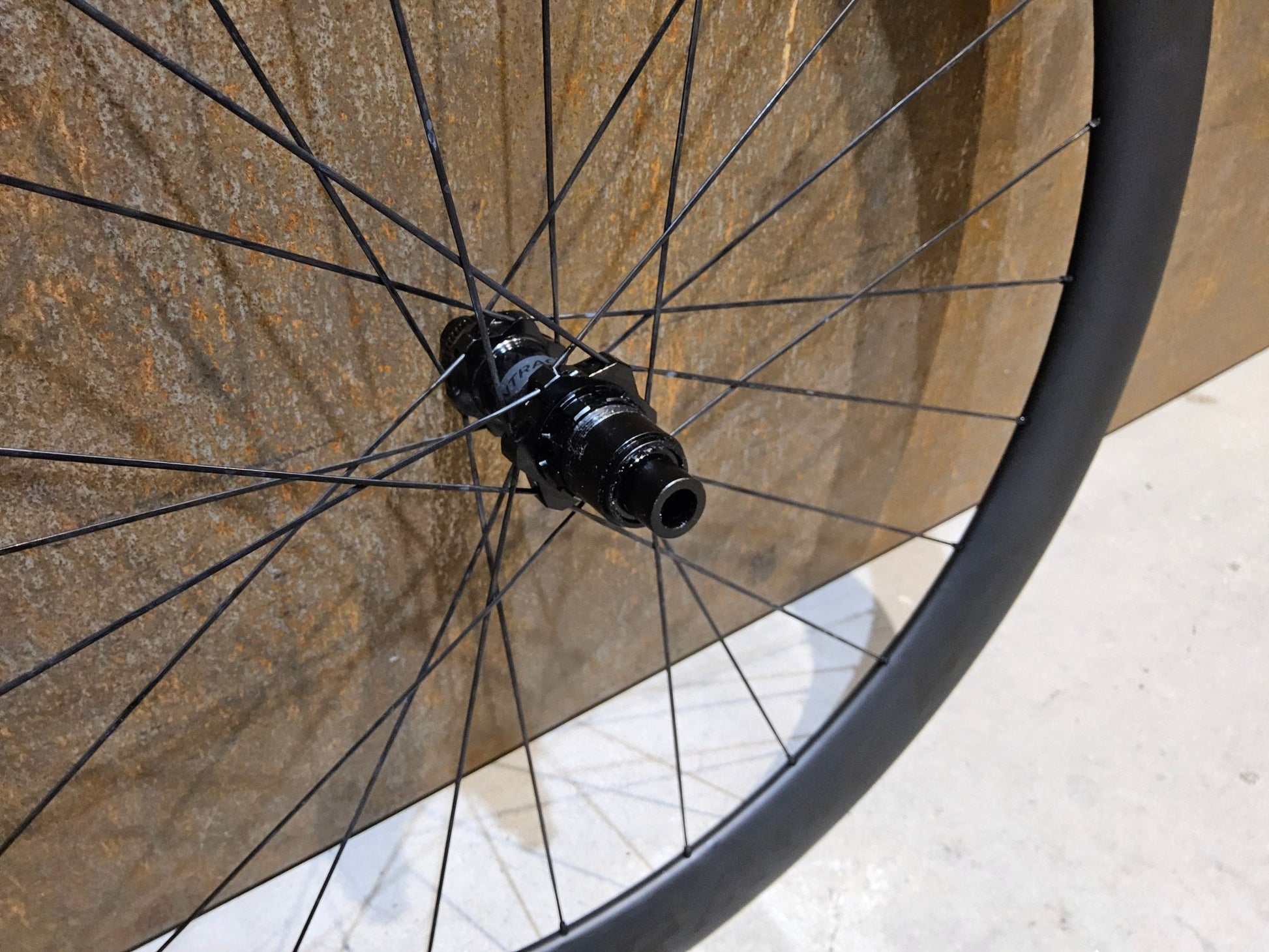 Laufrad/Laufradsatz von Bontrager, BONTRAGER AEOLUS PRO 51 TLR LAUFRADSATZ DISC vor USEDBIKES - OB.DE Hintergrund