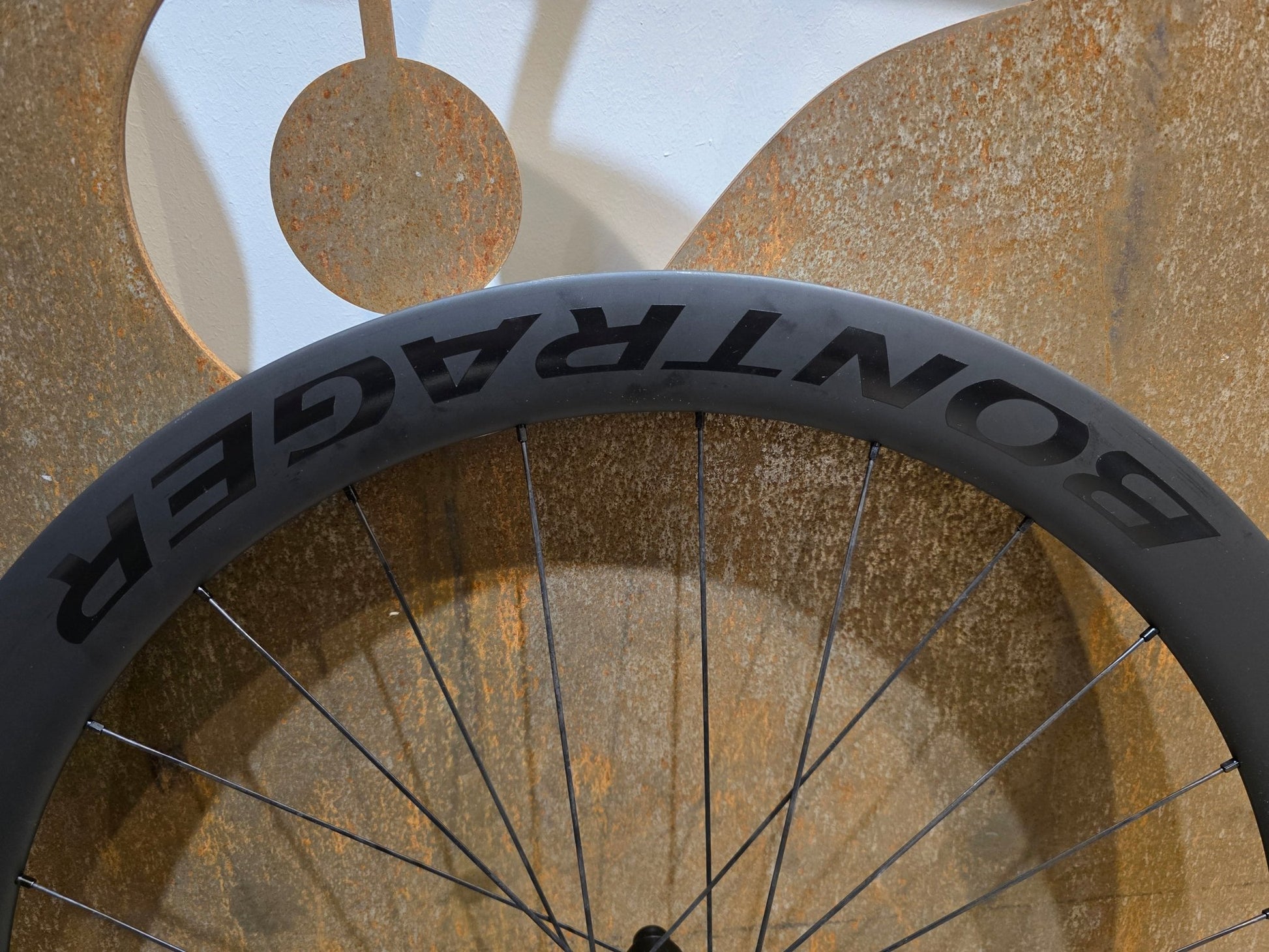 Laufrad/Laufradsatz von Bontrager, BONTRAGER AEOLUS PRO 51 TLR LAUFRADSATZ DISC vor USEDBIKES - OB.DE Hintergrund