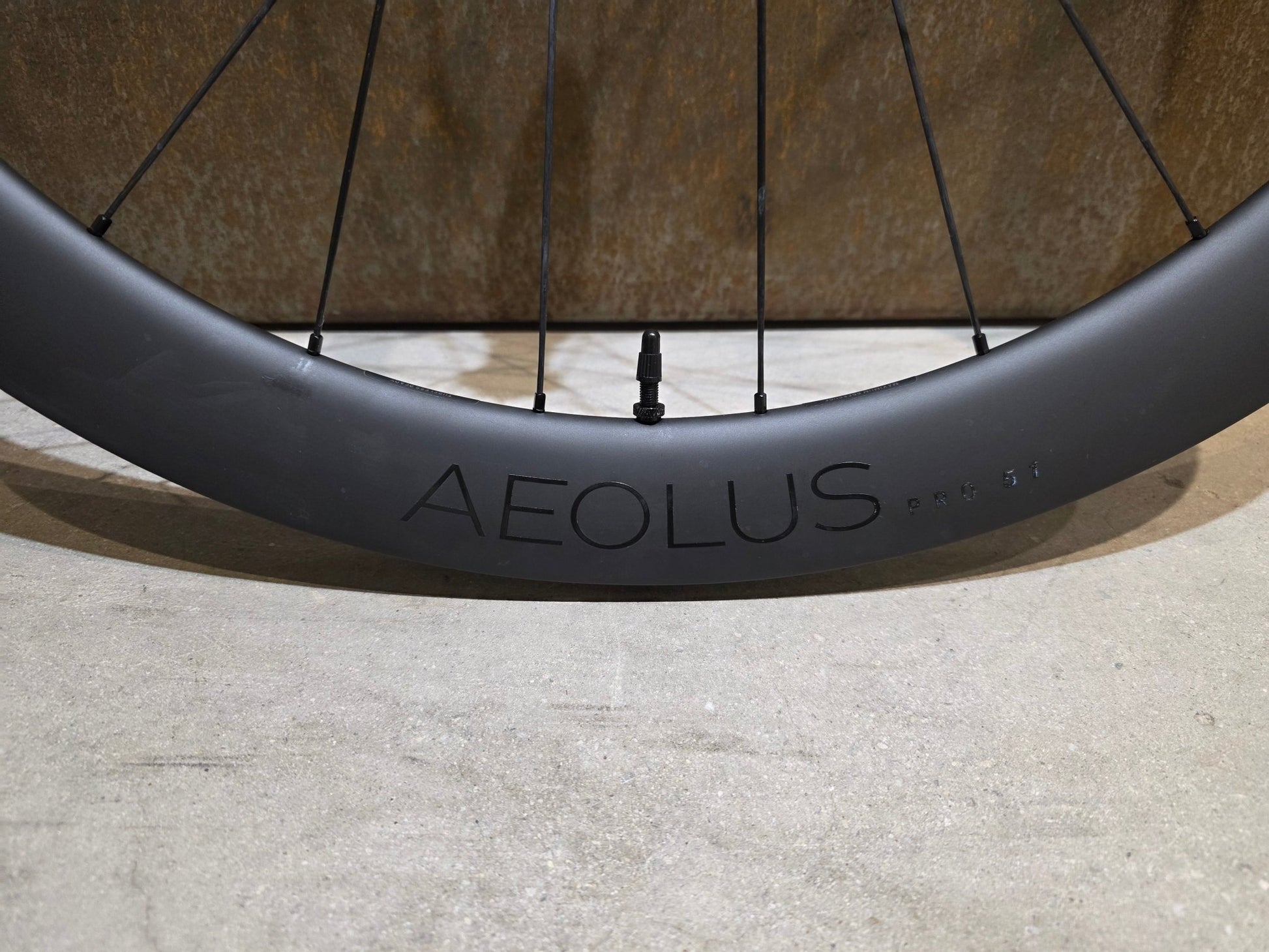 Laufrad/Laufradsatz von Bontrager, BONTRAGER AEOLUS PRO 51 TLR LAUFRADSATZ DISC vor USEDBIKES - OB.DE Hintergrund