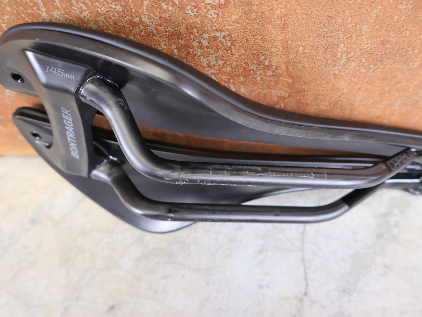 Sattel von Bontrager, BONTRAGER AEOLUS PRO FAHRADSATTEL 145MM vor USEDBIKES - OB.DE Hintergrund