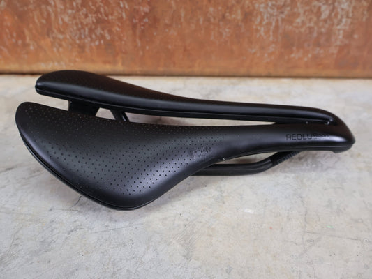 Sattel von Bontrager, BONTRAGER AEOLUS PRO FAHRADSATTEL 145MM vor USEDBIKES - OB.DE Hintergrund