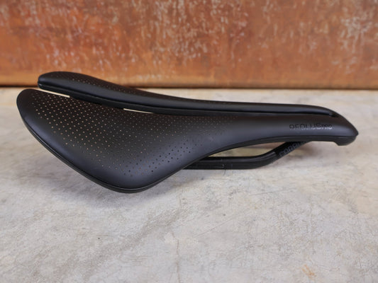 Sattel von Bontrager, BONTRAGER AEOLUS PRO FAHRADSATTEL 145MM vor USEDBIKES - OB.DE Hintergrund