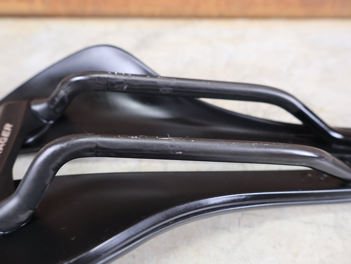 Sattel von Bontrager, BONTRAGER AEOLUS PRO FAHRADSATTEL 145MM vor USEDBIKES - OB.DE Hintergrund