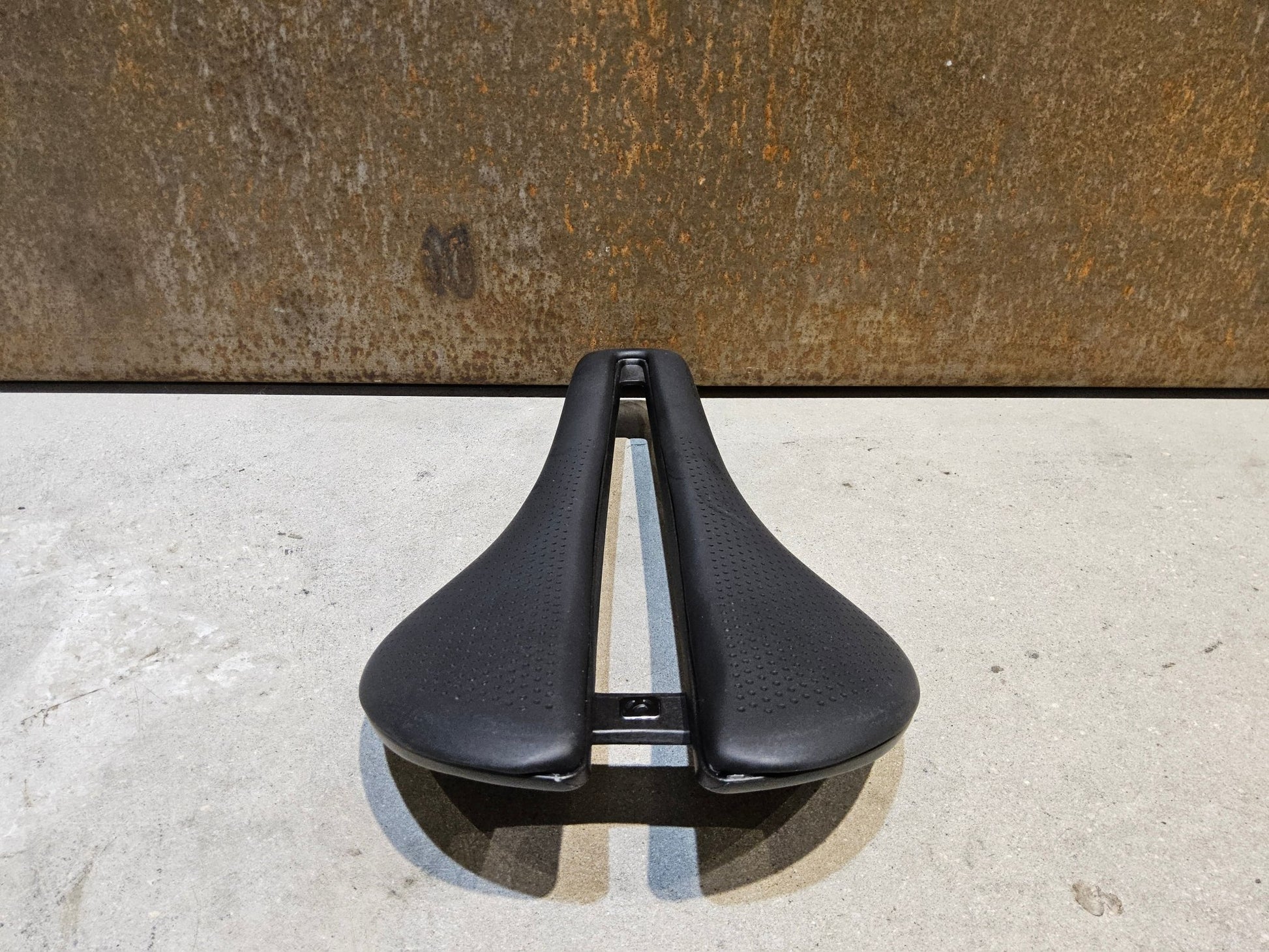 Sattel von Bontrager, BONTRAGER AEOLUS PRO SATTEL 145MM vor USEDBIKES - OB.DE Hintergrund