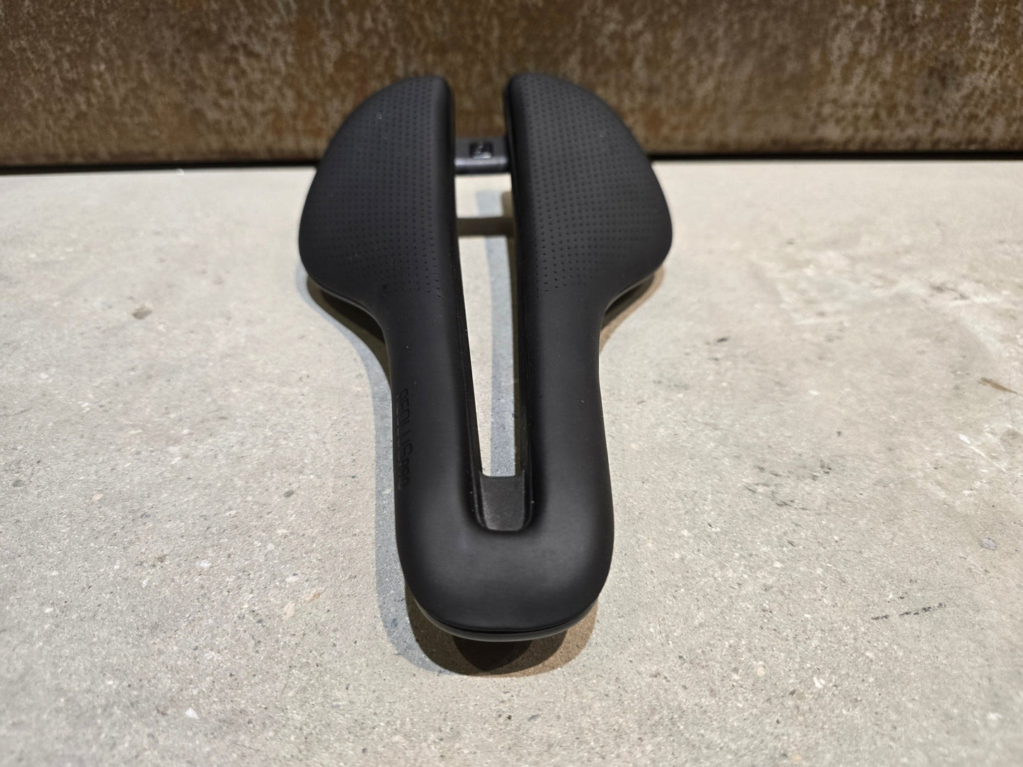 Sattel von Bontrager, BONTRAGER AEOLUS PRO SATTEL 145MM vor USEDBIKES - OB.DE Hintergrund
