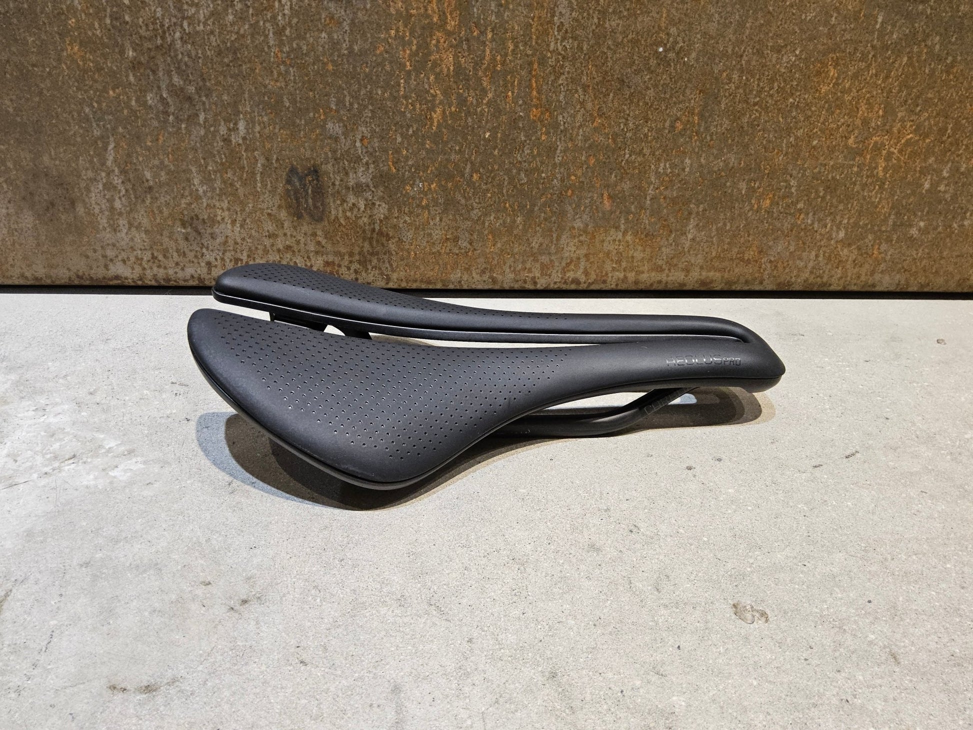 Sattel von Bontrager, BONTRAGER AEOLUS PRO SATTEL 145MM vor USEDBIKES - OB.DE Hintergrund