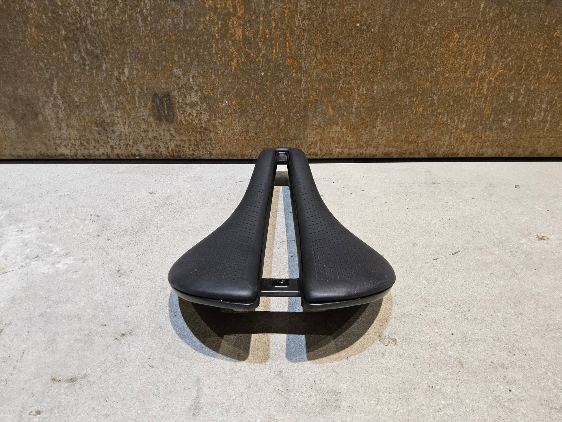 Sattel von Bontrager, BONTRAGER AEOLUS PRO SATTEL 145MM vor USEDBIKES - OB.DE Hintergrund