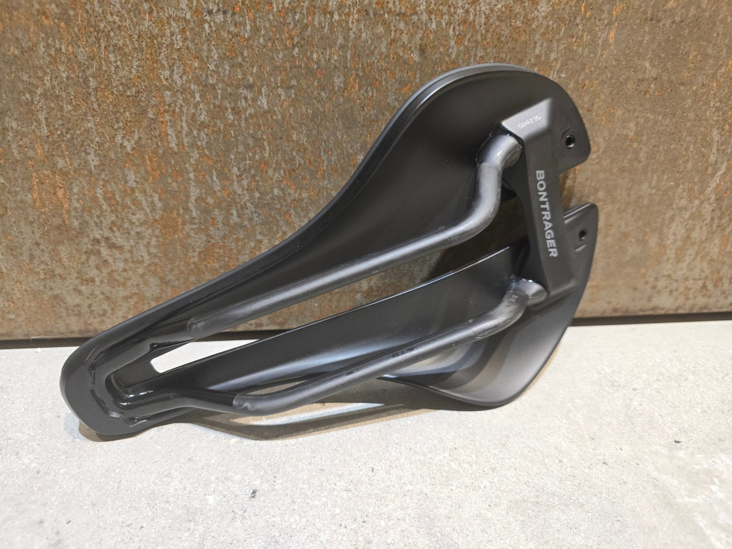 Sattel von Bontrager, BONTRAGER AEOLUS PRO SATTEL 145MM vor USEDBIKES - OB.DE Hintergrund