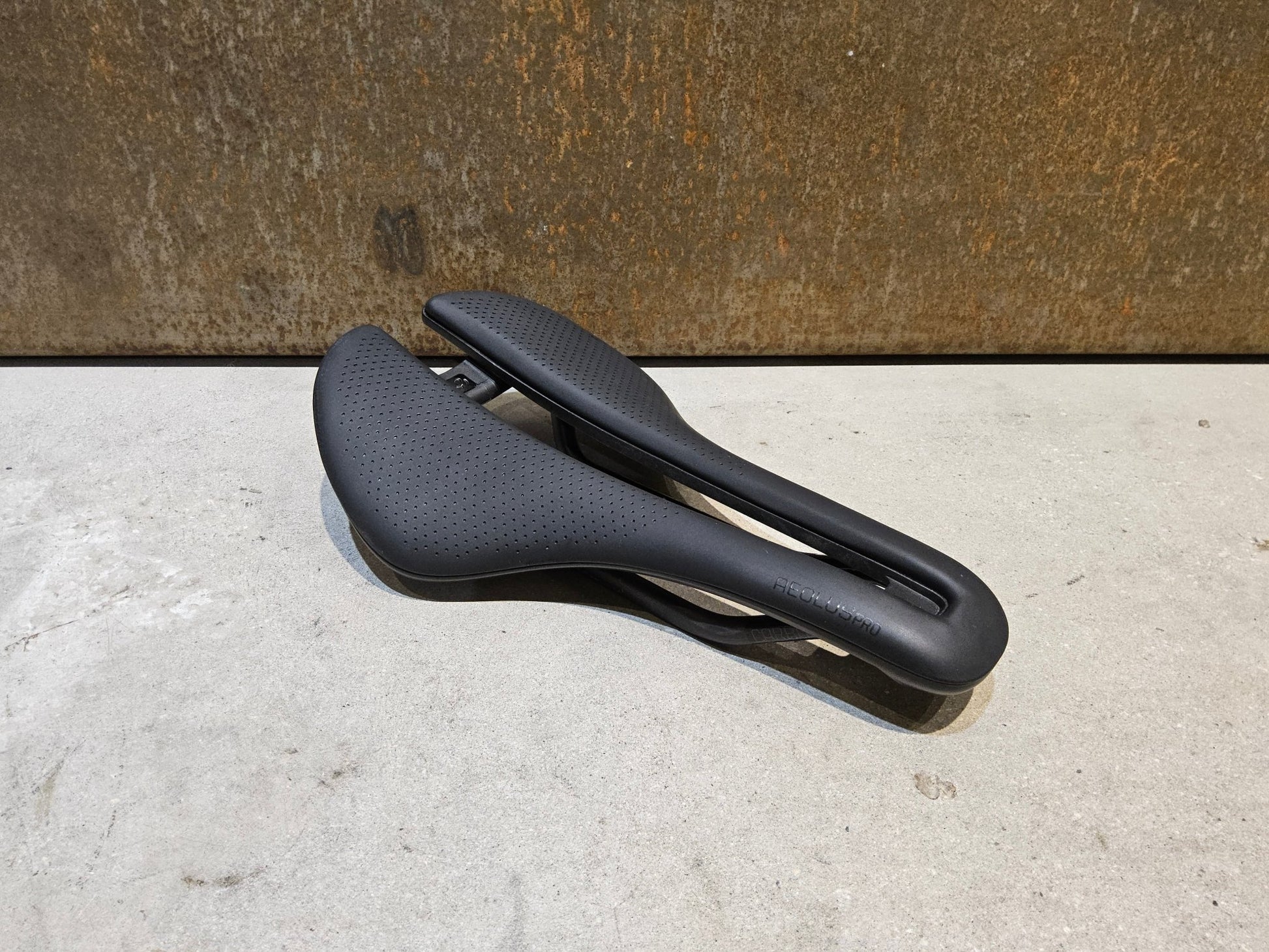 Sattel von Bontrager, BONTRAGER AEOLUS PRO SATTEL 145MM vor USEDBIKES - OB.DE Hintergrund