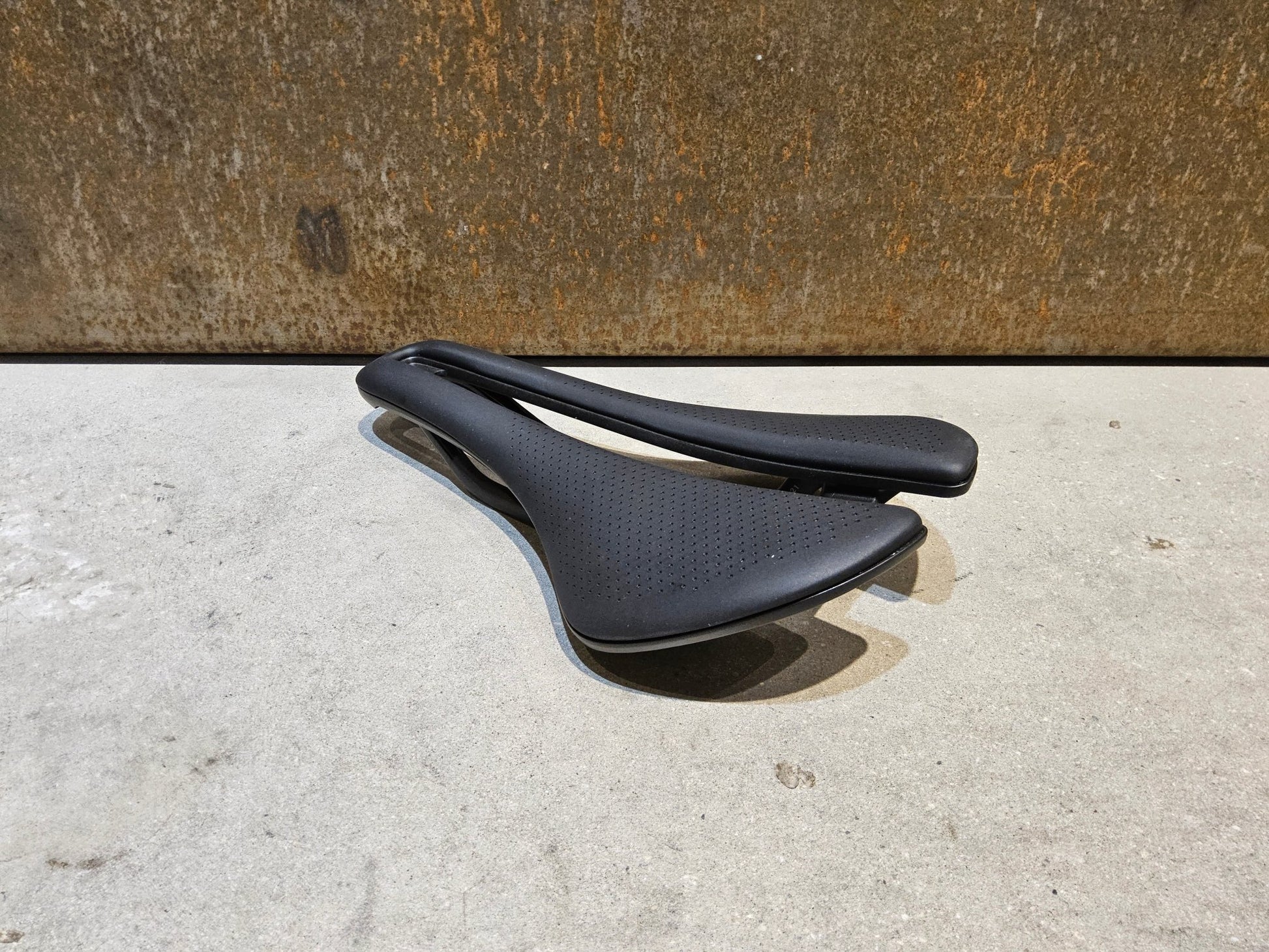 Sattel von Bontrager, BONTRAGER AEOLUS PRO SATTEL 145MM vor USEDBIKES - OB.DE Hintergrund