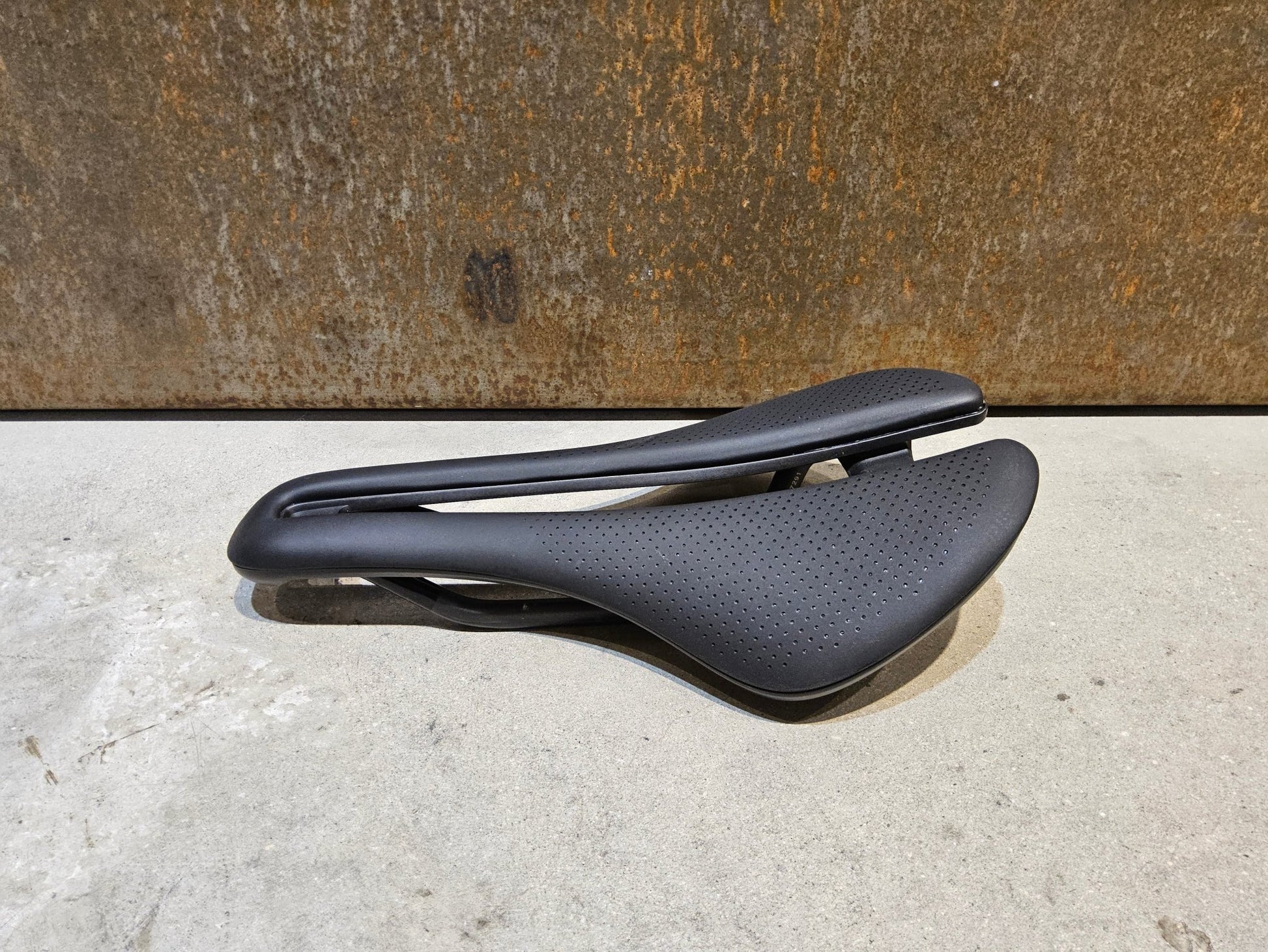 Sattel von Bontrager, BONTRAGER AEOLUS PRO SATTEL 145MM vor USEDBIKES - OB.DE Hintergrund