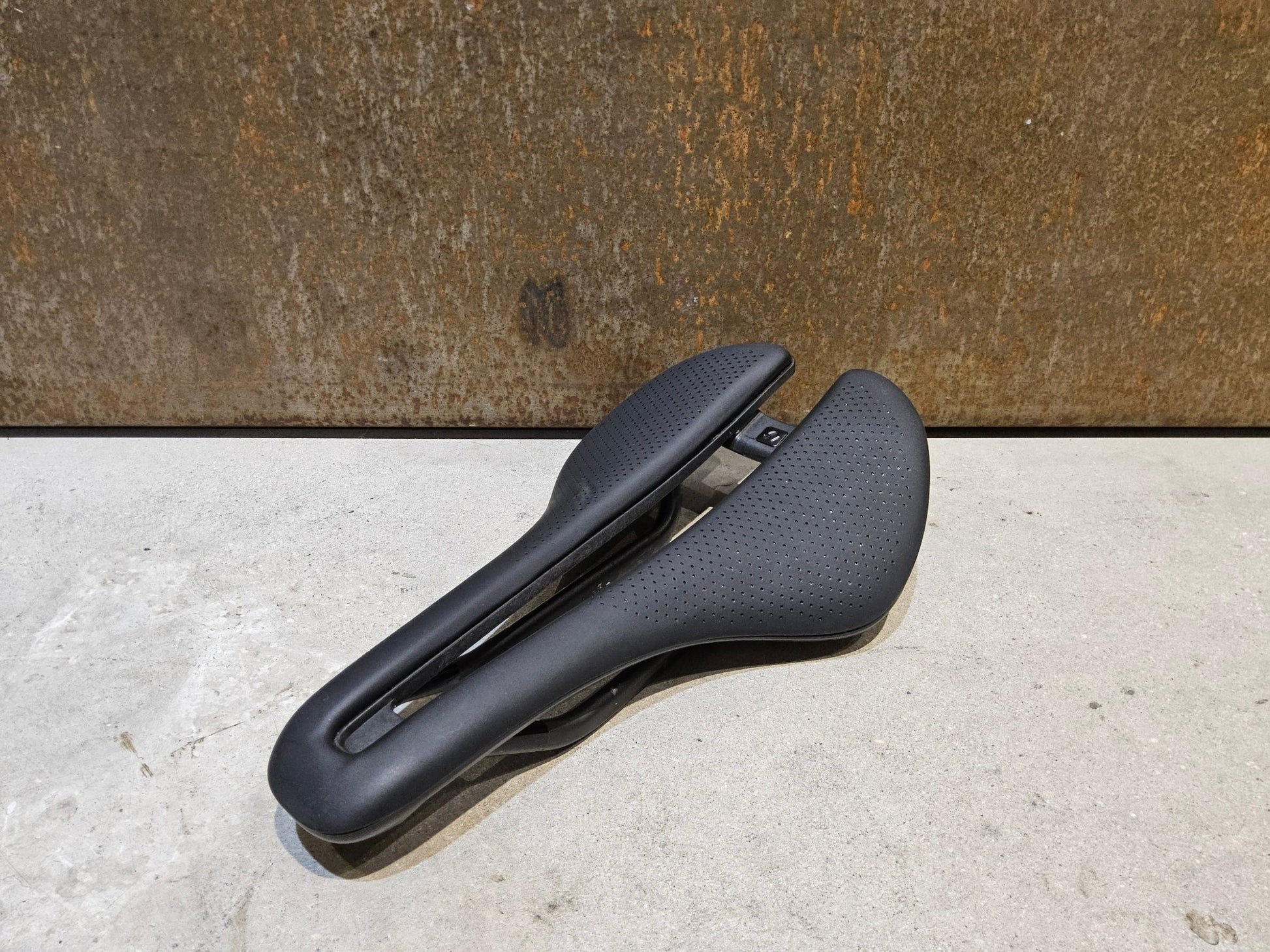 Sattel von Bontrager, BONTRAGER AEOLUS PRO SATTEL 145MM vor USEDBIKES - OB.DE Hintergrund