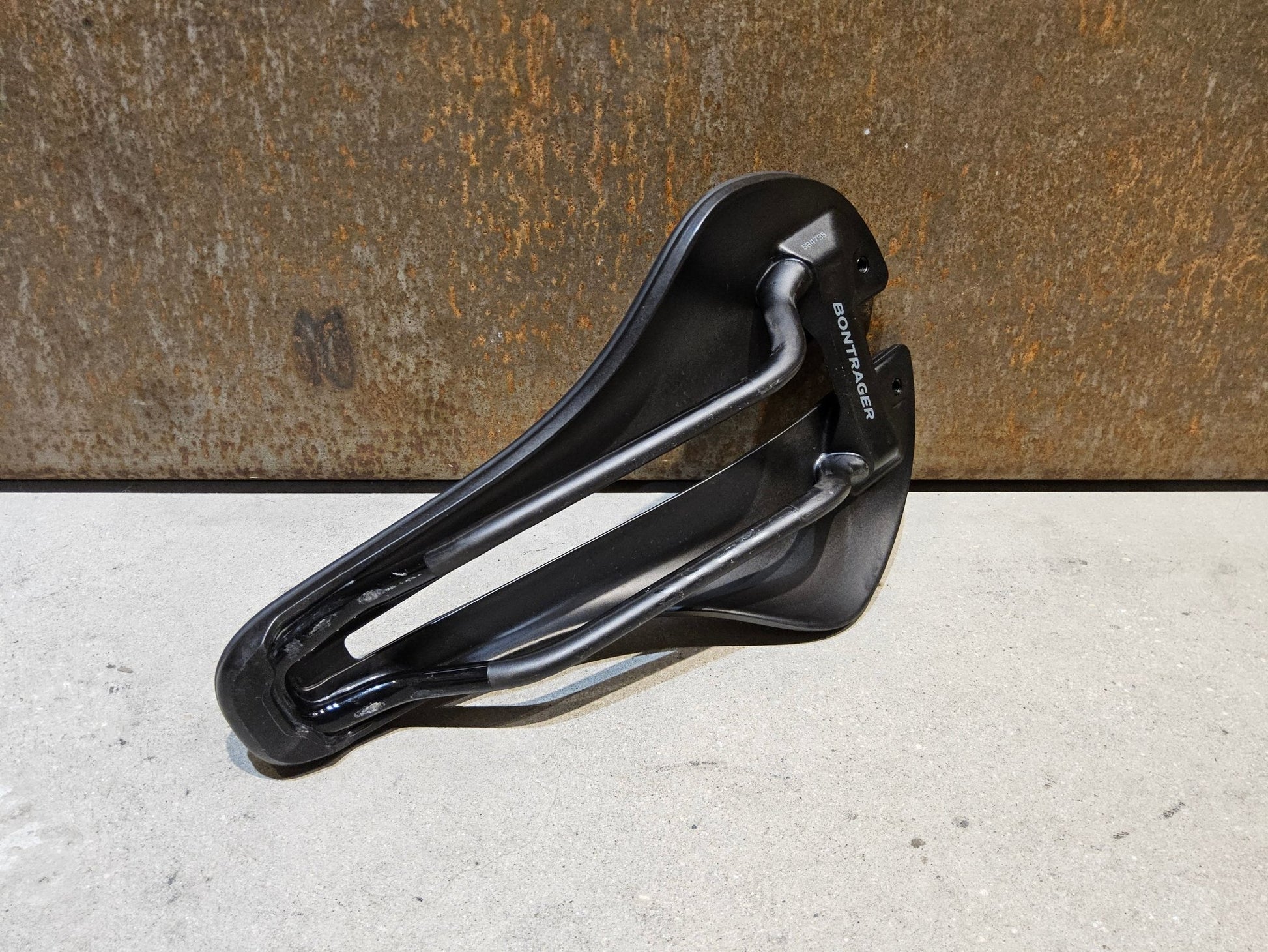 Sattel von Bontrager, BONTRAGER AEOLUS PRO SATTEL 145MM vor USEDBIKES - OB.DE Hintergrund