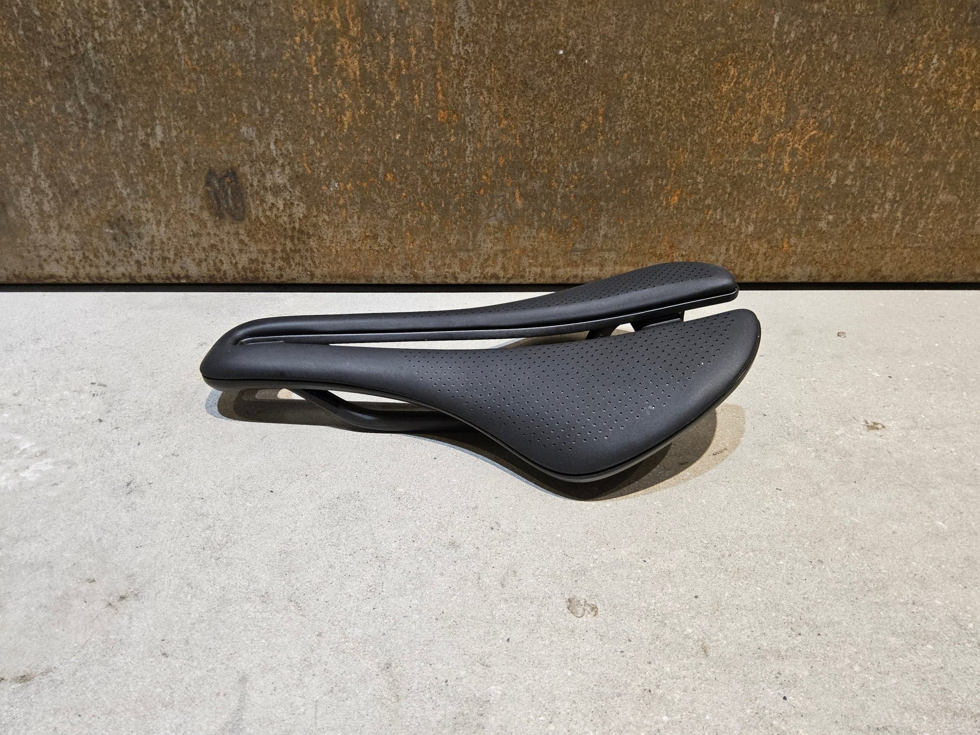 Sattel von Bontrager, BONTRAGER AEOLUS PRO SATTEL 145MM vor USEDBIKES - OB.DE Hintergrund