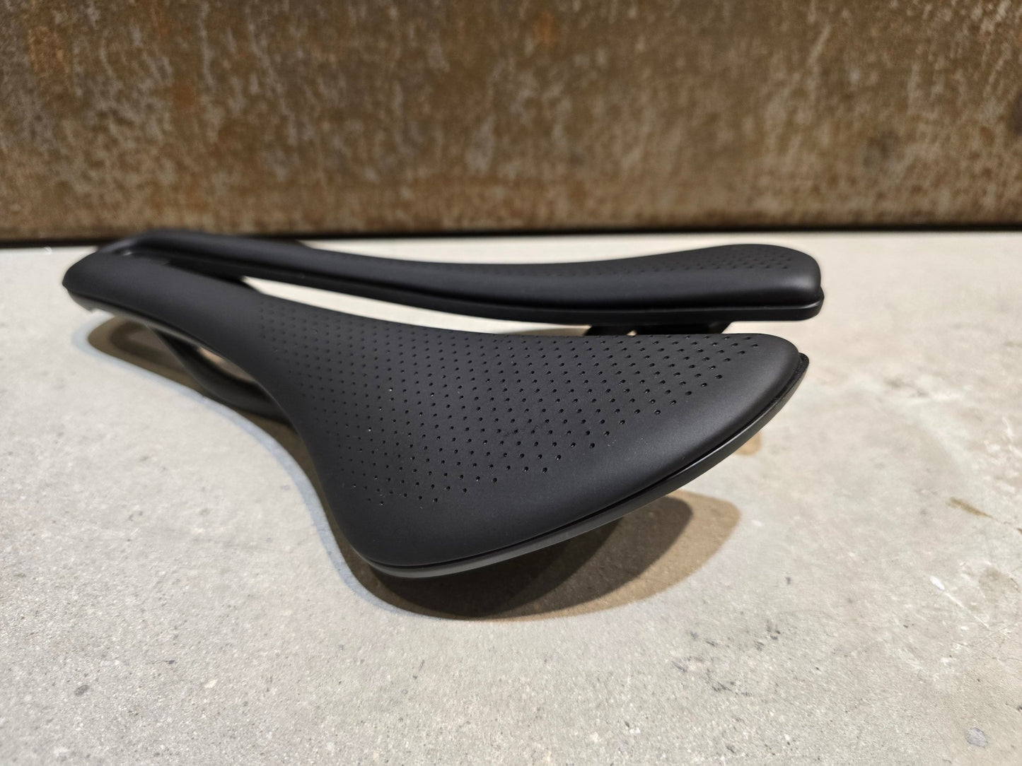 Sattel von Bontrager, BONTRAGER AEOLUS PRO SATTEL 145MM vor USEDBIKES - OB.DE Hintergrund