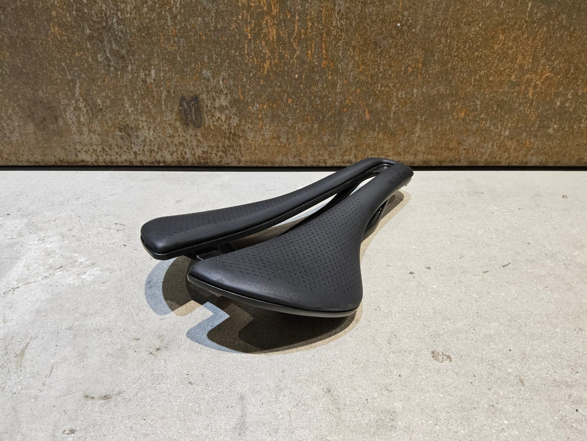 Sattel von Bontrager, BONTRAGER AEOLUS PRO SATTEL 145MM vor USEDBIKES - OB.DE Hintergrund