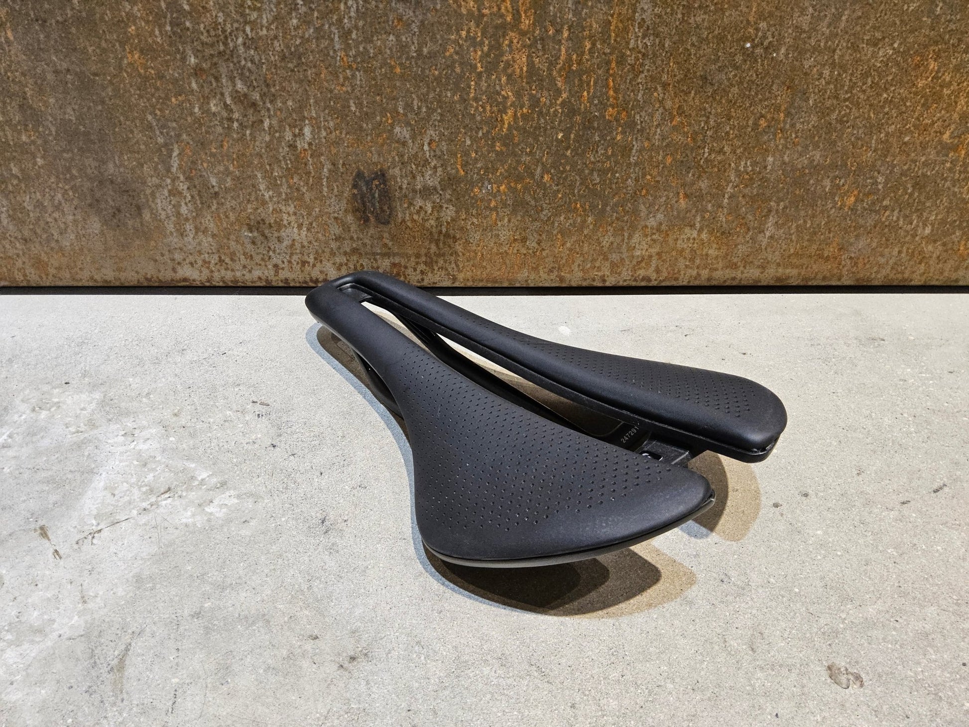 Sattel von Bontrager, BONTRAGER AEOLUS PRO SATTEL 145MM vor USEDBIKES - OB.DE Hintergrund