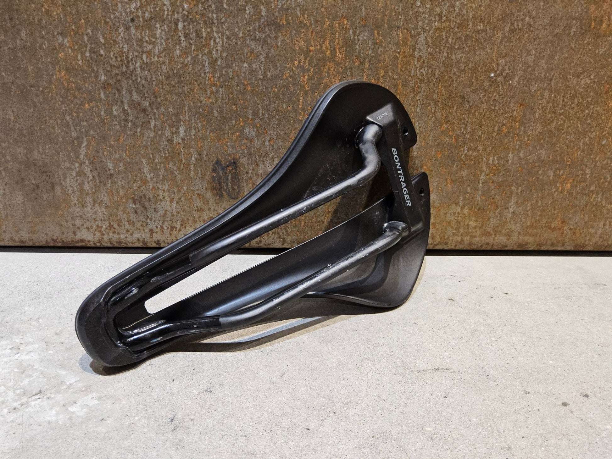 Sattel von Bontrager, BONTRAGER AEOLUS PRO SATTEL 145MM vor USEDBIKES - OB.DE Hintergrund