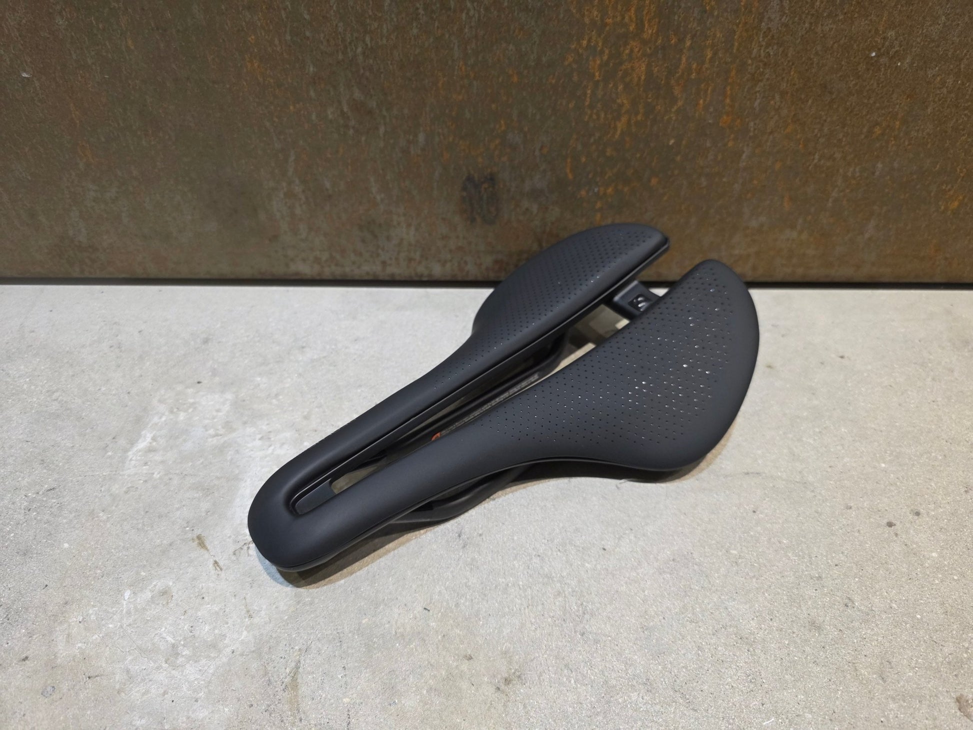 Sattel von Bontrager, BONTRAGER AEOLUS PRO SATTEL 155MM vor USEDBIKES - OB.DE Hintergrund