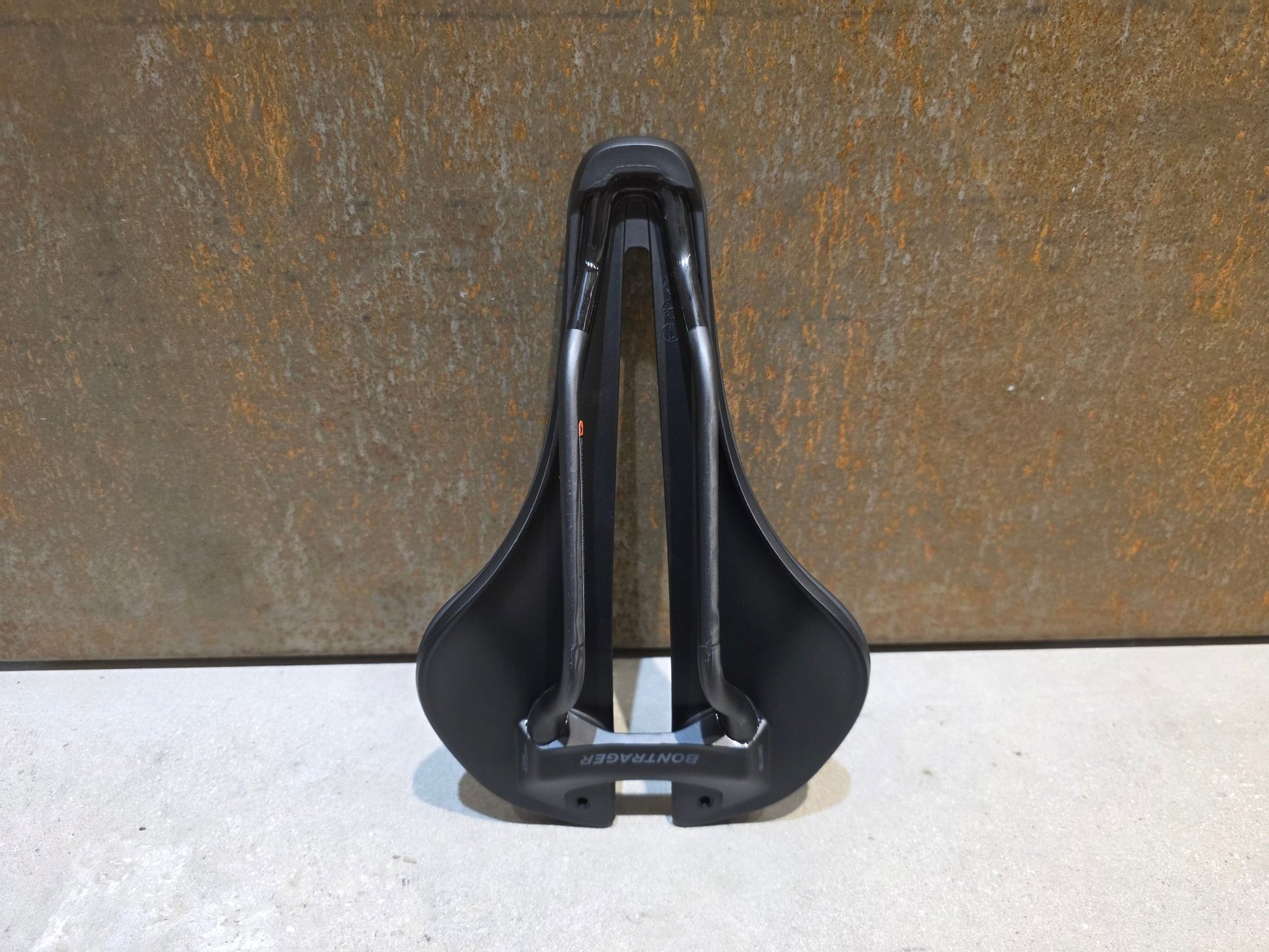 Sattel von Bontrager, BONTRAGER AEOLUS PRO SATTEL 155MM vor USEDBIKES - OB.DE Hintergrund