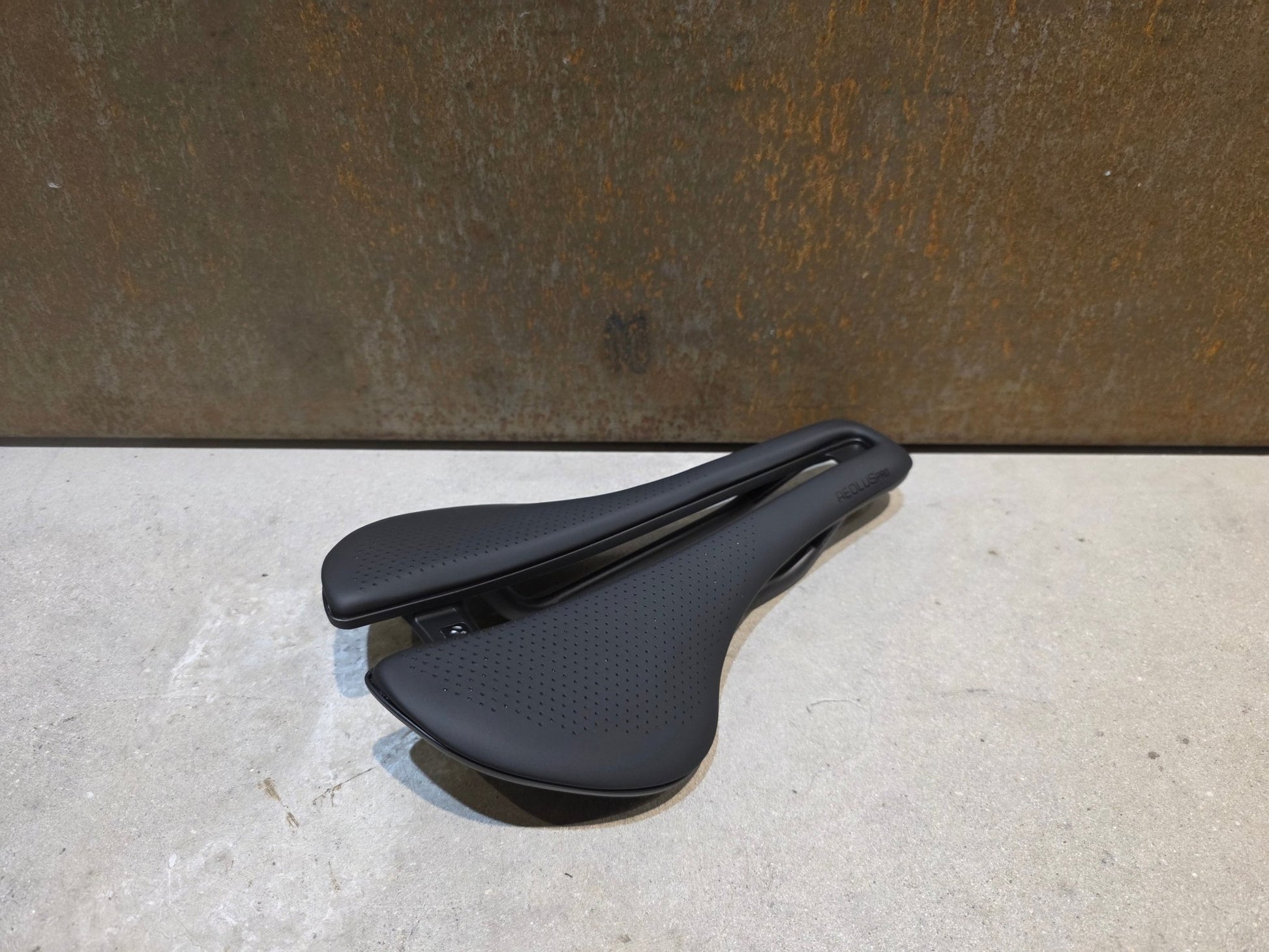 Sattel von Bontrager, BONTRAGER AEOLUS PRO SATTEL 155MM vor USEDBIKES - OB.DE Hintergrund