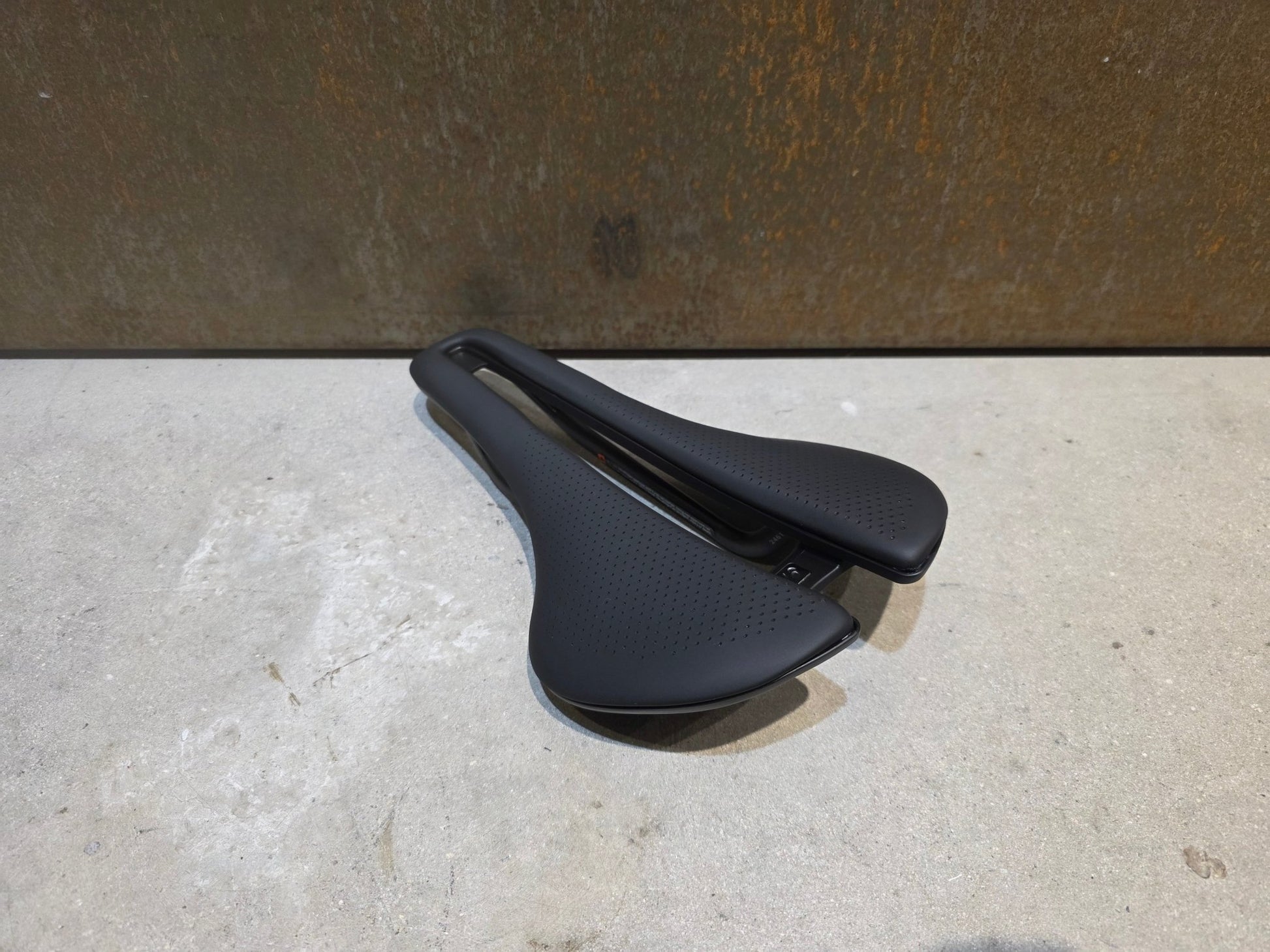 Sattel von Bontrager, BONTRAGER AEOLUS PRO SATTEL 155MM vor USEDBIKES - OB.DE Hintergrund