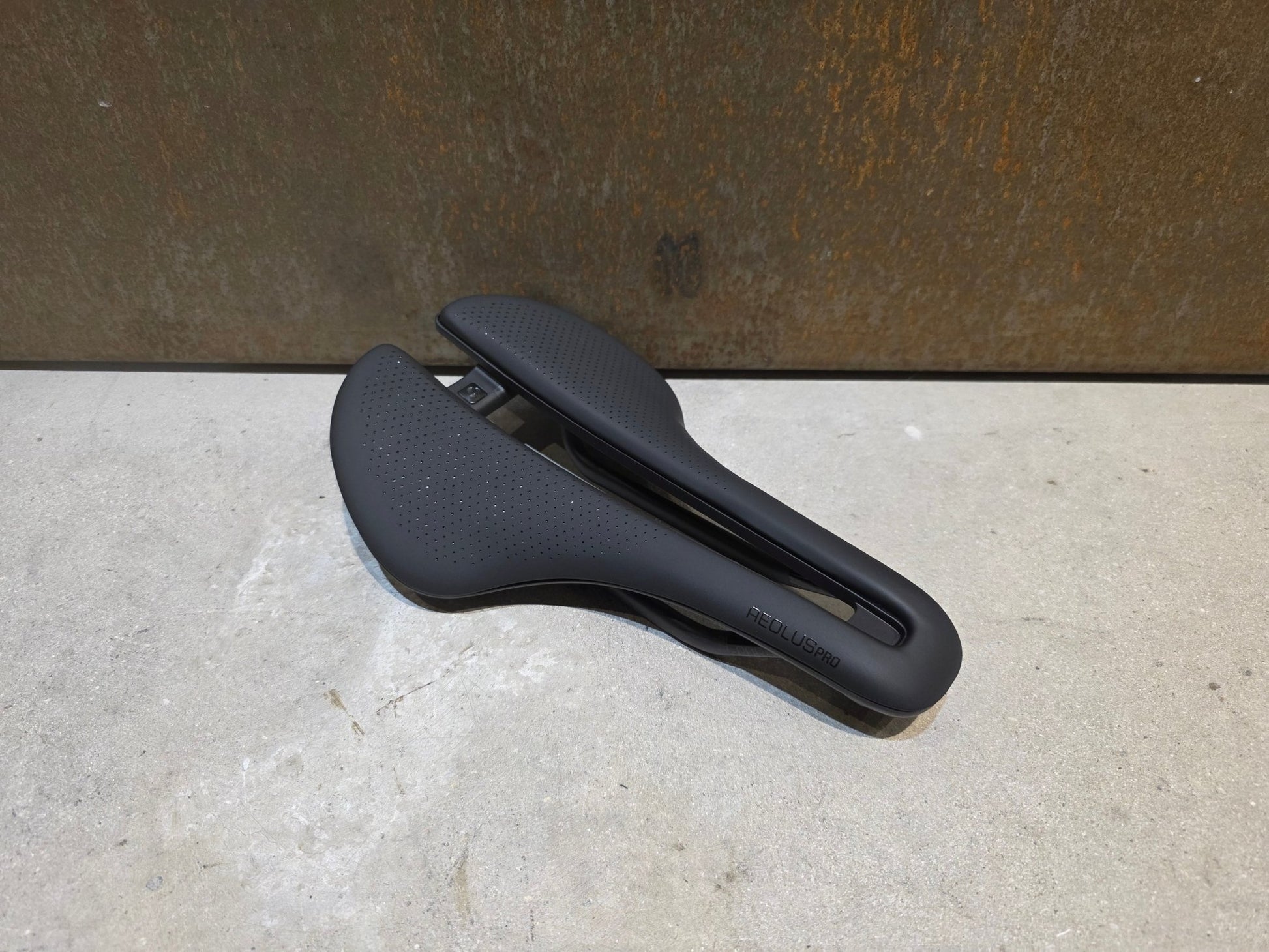 Sattel von Bontrager, BONTRAGER AEOLUS PRO SATTEL 155MM vor USEDBIKES - OB.DE Hintergrund