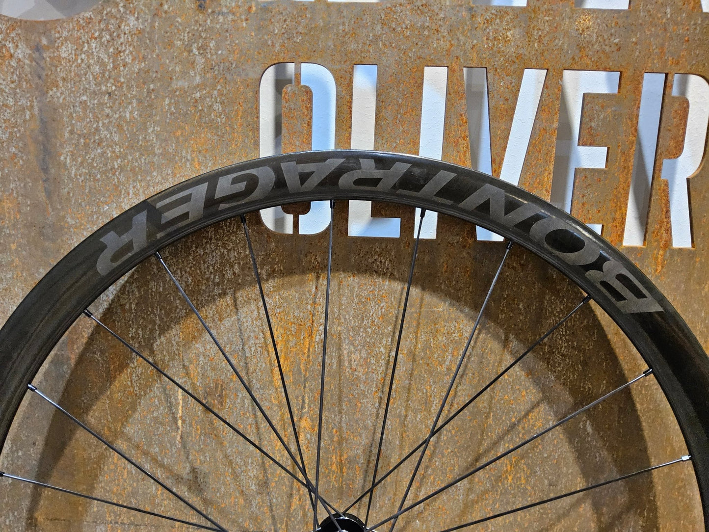 Laufrad/Laufradsatz von Bontrager, BONTRAGER AEOLUS RSL 37 TLR LAUFRADSATZ DISC vor USEDBIKES - OB.DE Hintergrund