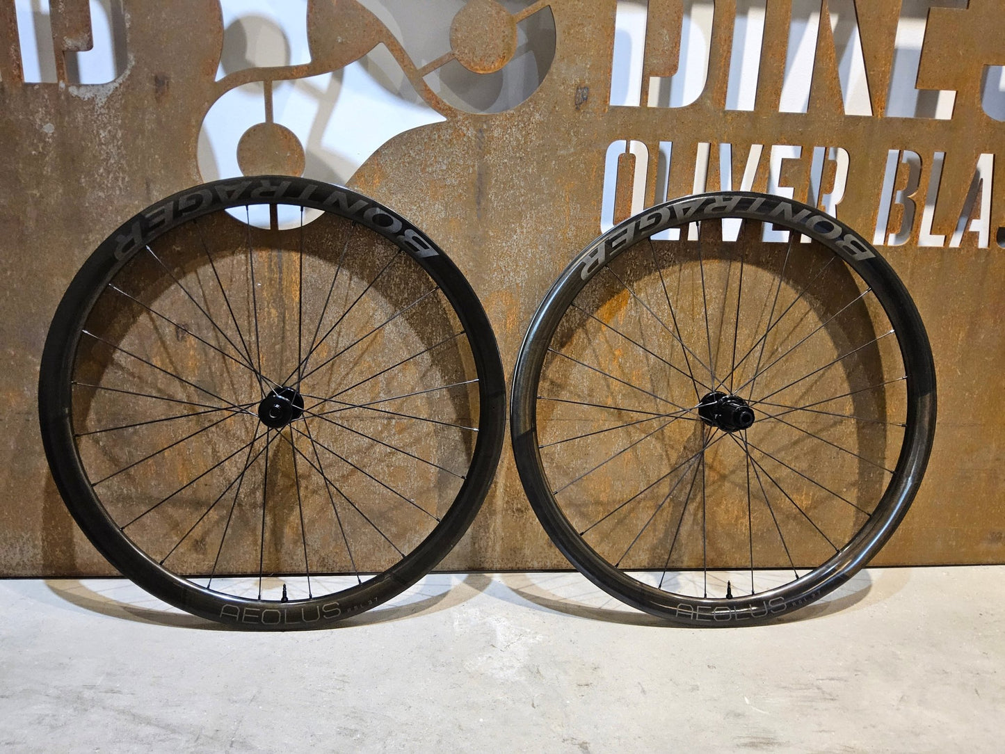 Laufrad/Laufradsatz von Bontrager, BONTRAGER AEOLUS RSL 37 TLR LAUFRADSATZ DISC vor USEDBIKES - OB.DE Hintergrund