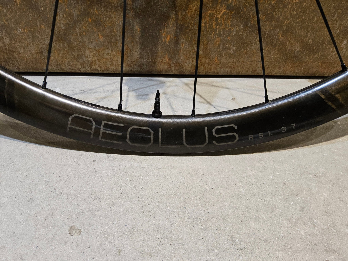 Laufrad/Laufradsatz von Bontrager, BONTRAGER AEOLUS RSL 37 TLR LAUFRADSATZ DISC vor USEDBIKES - OB.DE Hintergrund