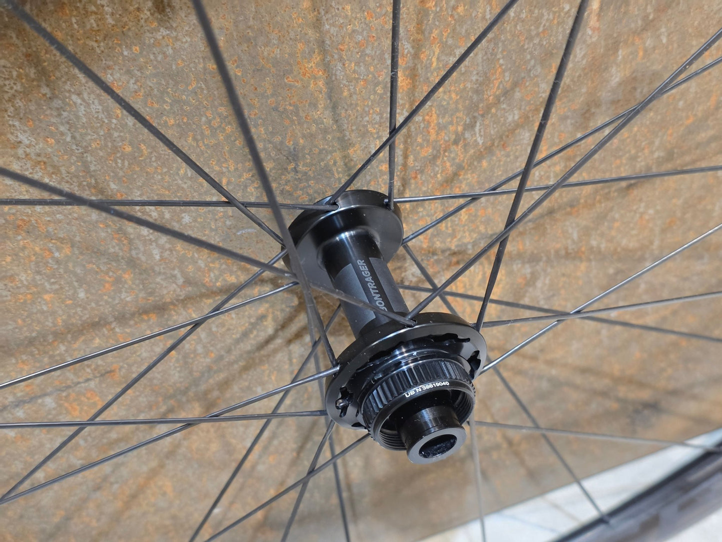 Laufrad/Laufradsatz von Bontrager, BONTRAGER AEOLUS RSL 37 TLR LAUFRADSATZ DISC vor USEDBIKES - OB.DE Hintergrund
