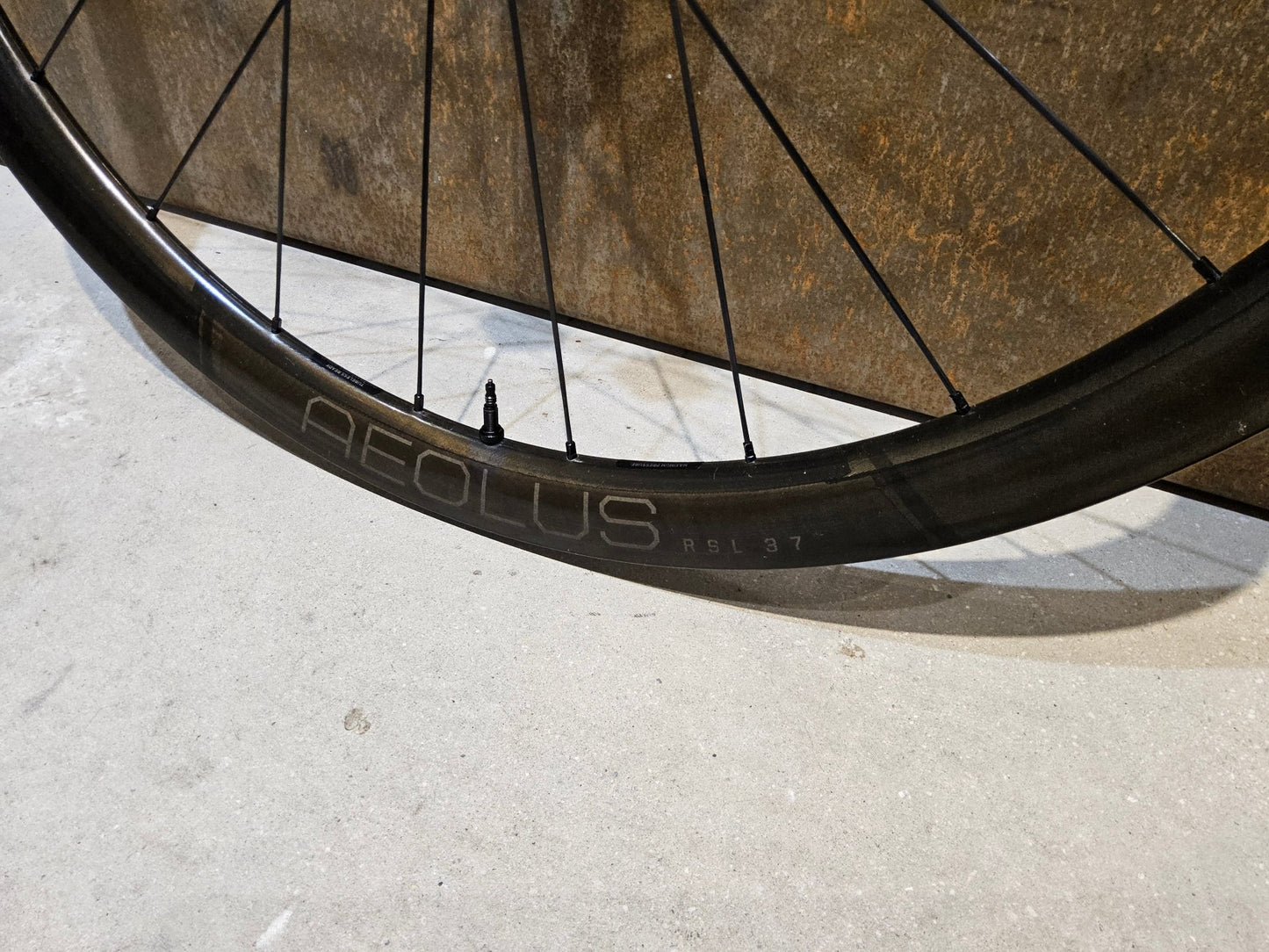 Laufrad/Laufradsatz von Bontrager, BONTRAGER AEOLUS RSL 37 TLR LAUFRADSATZ DISC vor USEDBIKES - OB.DE Hintergrund