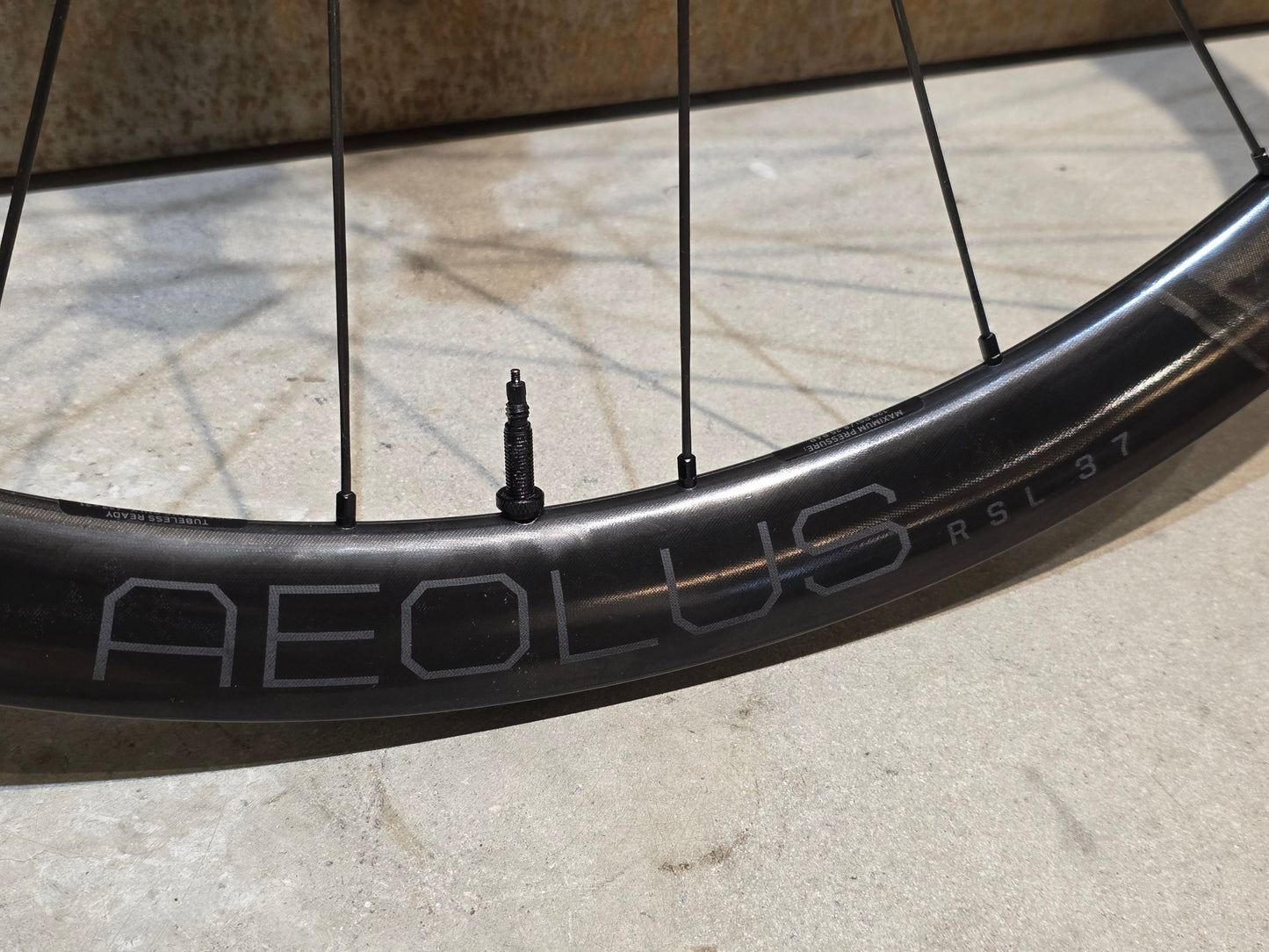 Laufrad/Laufradsatz von Bontrager, BONTRAGER AEOLUS RSL 37 TLR LAUFRADSATZ DISC vor USEDBIKES - OB.DE Hintergrund