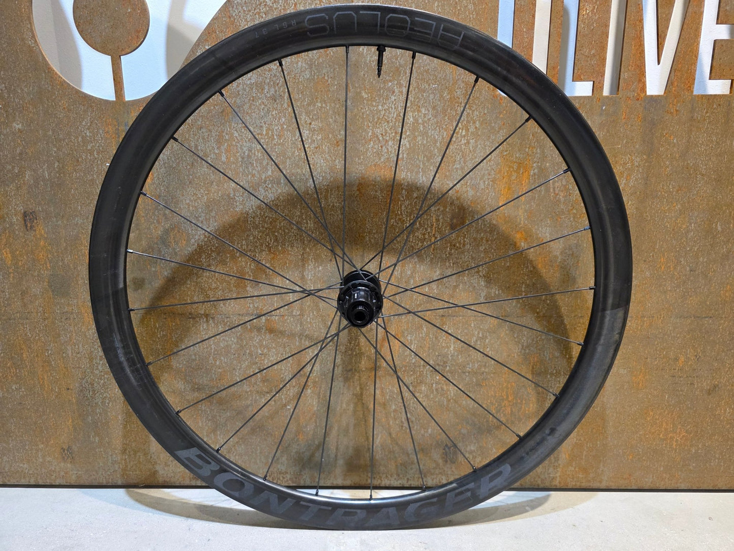 Laufrad/Laufradsatz von Bontrager, BONTRAGER AEOLUS RSL 37 TLR LAUFRADSATZ DISC vor USEDBIKES - OB.DE Hintergrund