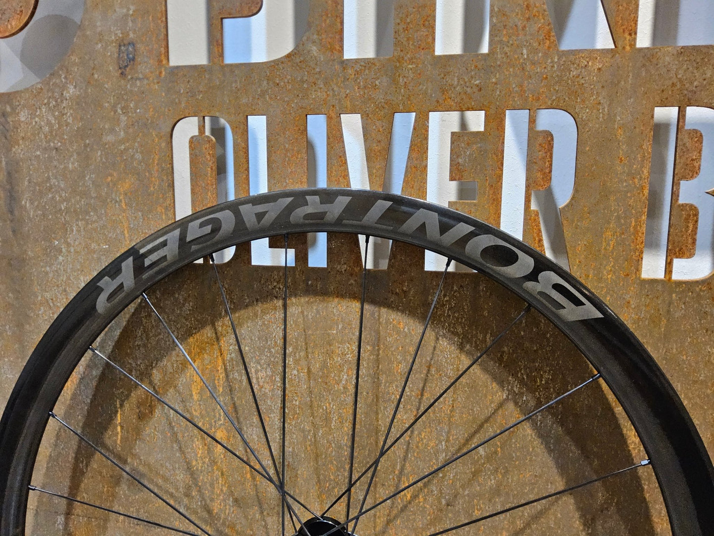 Laufrad/Laufradsatz von Bontrager, BONTRAGER AEOLUS RSL 37 TLR LAUFRADSATZ DISC vor USEDBIKES - OB.DE Hintergrund