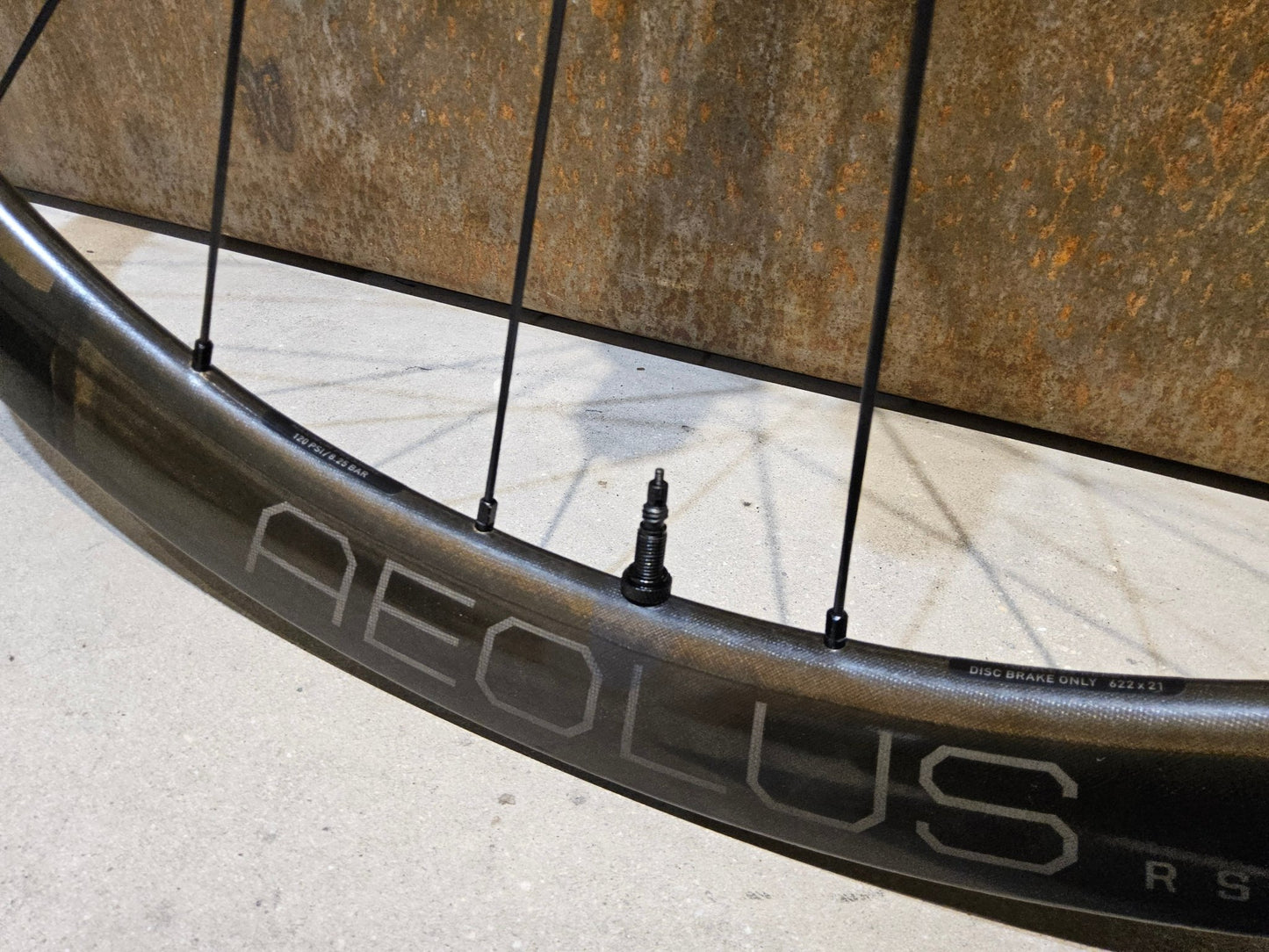 Laufrad/Laufradsatz von Bontrager, BONTRAGER AEOLUS RSL 37 TLR LAUFRADSATZ DISC vor USEDBIKES - OB.DE Hintergrund