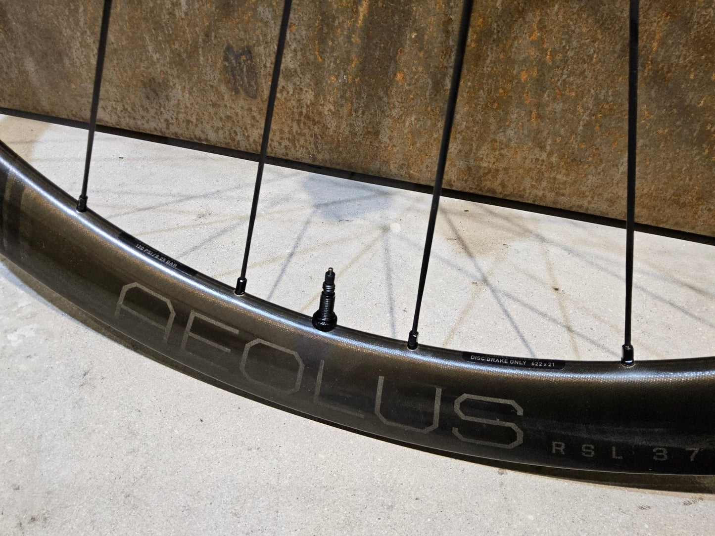 Laufrad/Laufradsatz von Bontrager, BONTRAGER AEOLUS RSL 37 TLR LAUFRADSATZ DISC vor USEDBIKES - OB.DE Hintergrund