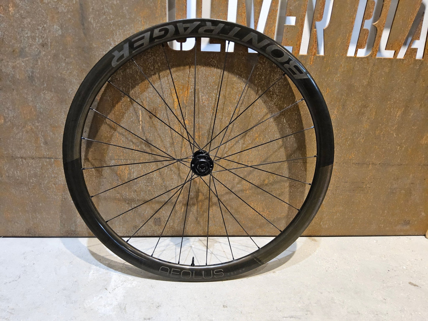 Laufrad/Laufradsatz von Bontrager, BONTRAGER AEOLUS RSL 37 TLR LAUFRADSATZ DISC vor USEDBIKES - OB.DE Hintergrund