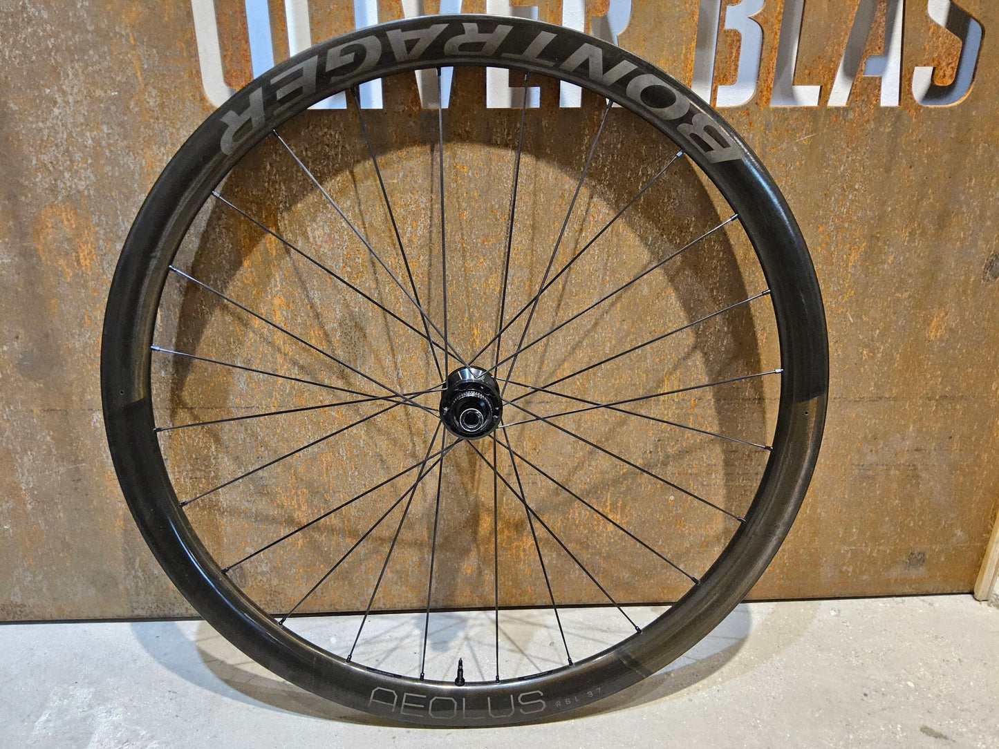 Laufrad/Laufradsatz von Bontrager, BONTRAGER AEOLUS RSL 37 TLR LAUFRADSATZ DISC vor USEDBIKES - OB.DE Hintergrund